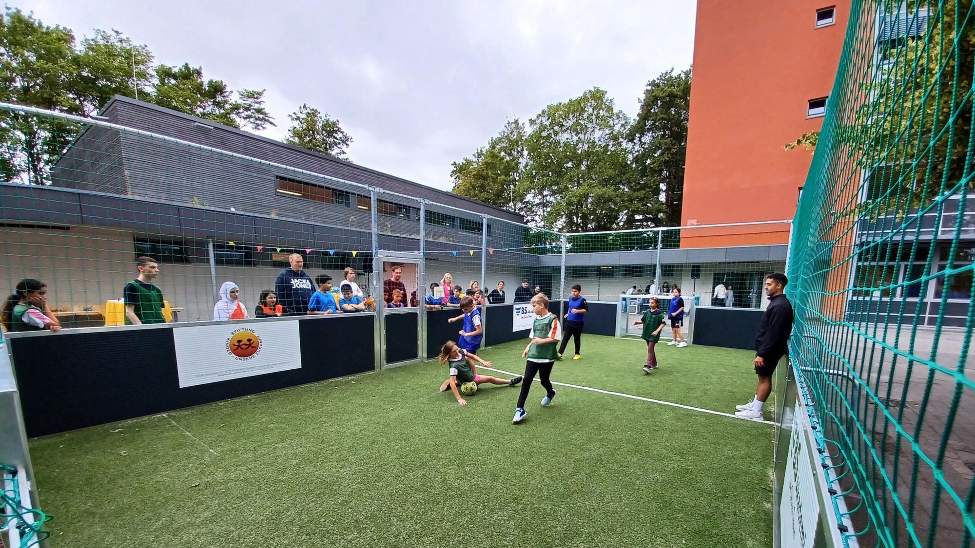 Das Mini-Fußballfeld an der Peter-Ustinov-Realschule feierte mit einem kleinen Sportfest seine Eröffnung.