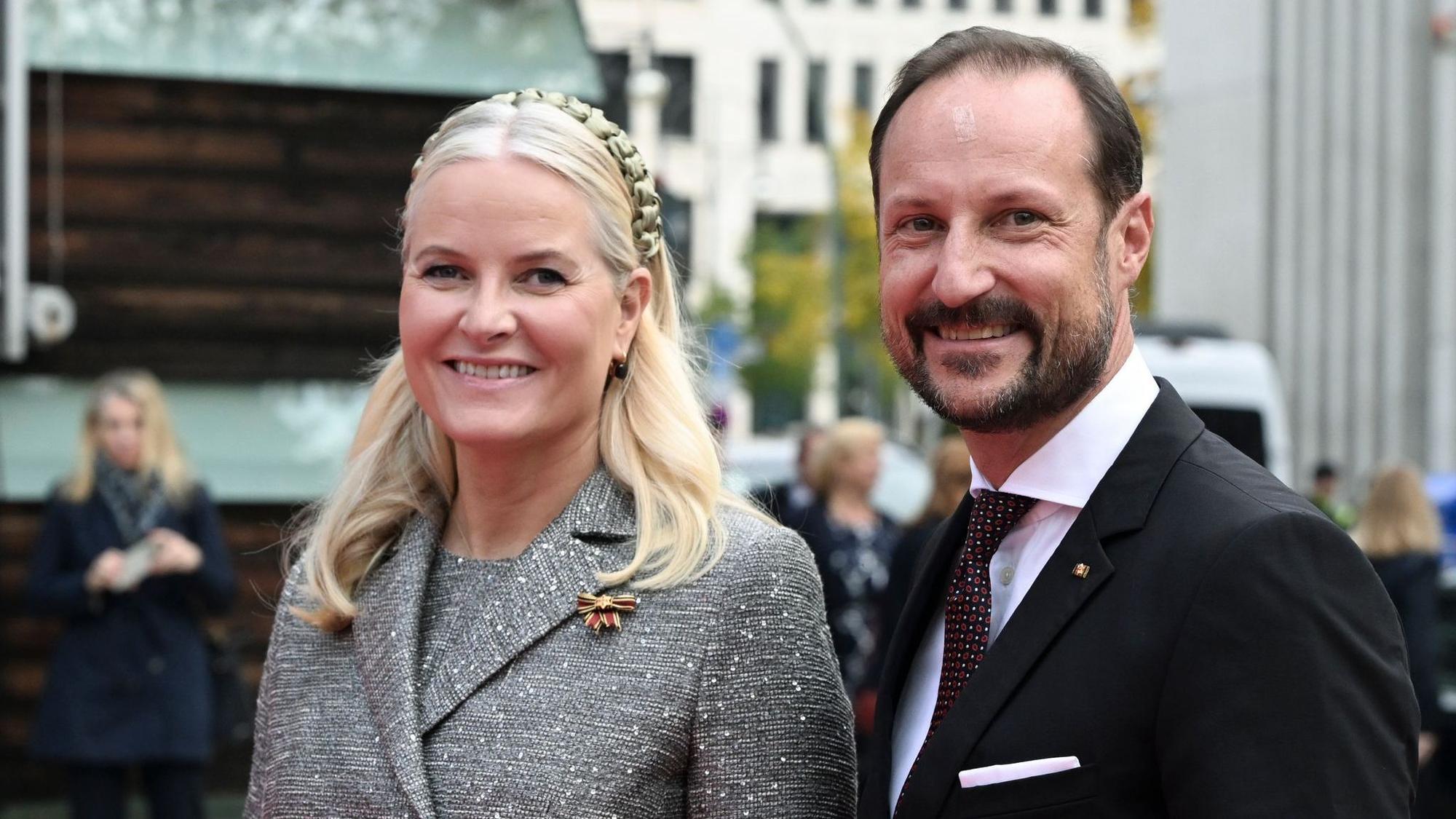 Die norwegische Kronprinzessin Mette-Marit und Kronprinz Haakon posieren.