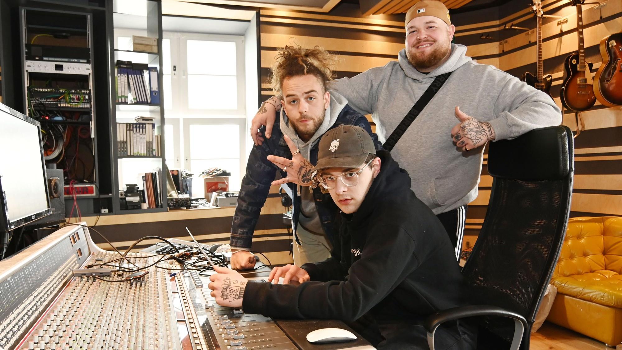 Kinder der Küste alias Lugatti & 9nine im Studio. Produzent Felix T. alias Traya (schwarzes Käppi, sitzend), Luca J. alias Lugatti (gelbes Käppi, graues Shirt) und Tobi U. alias 9inebro.