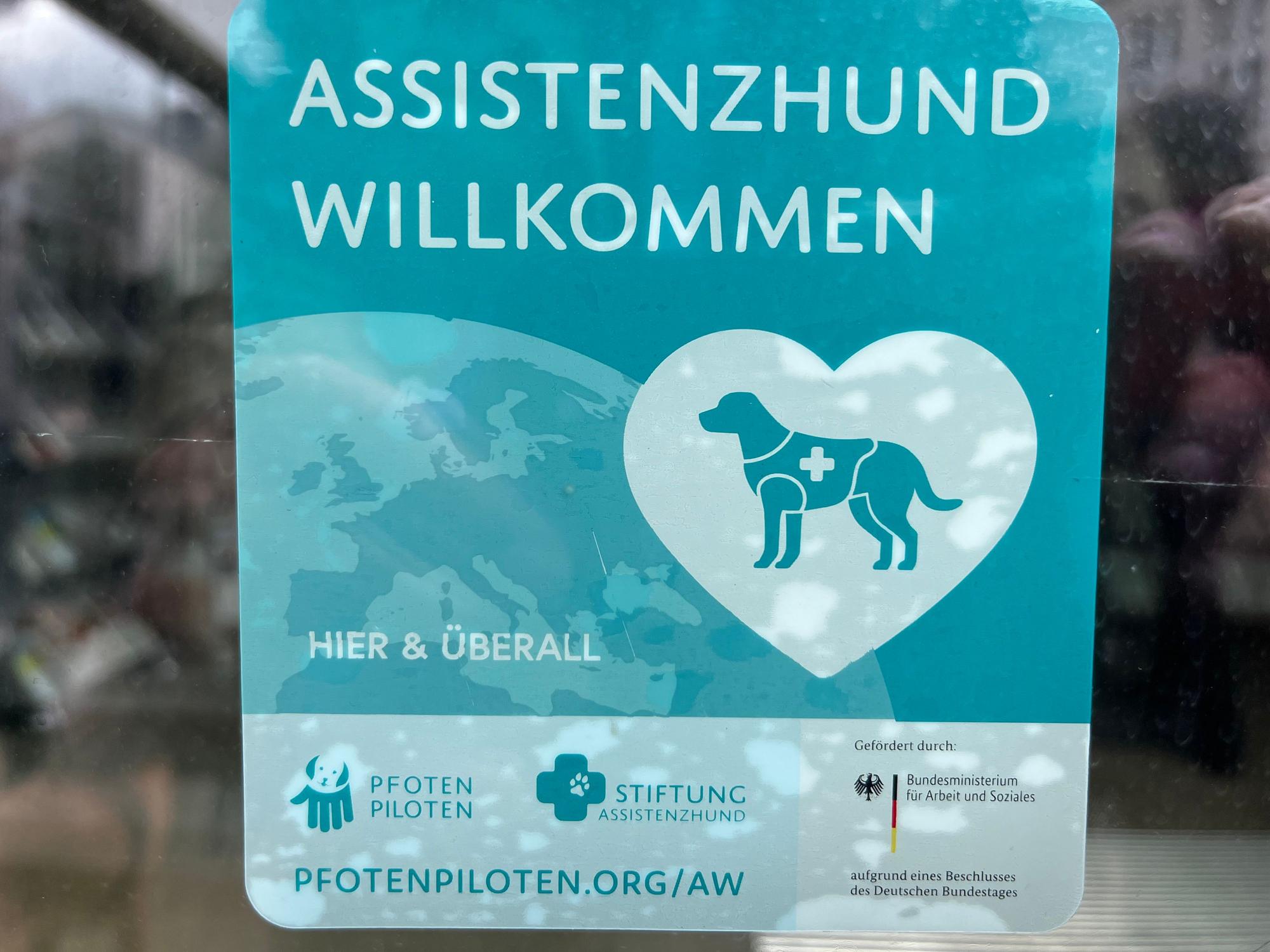 Die Stadt Hennef hat in ihren Gebäuden das Label Assistenzhund willkommen eingeführt.