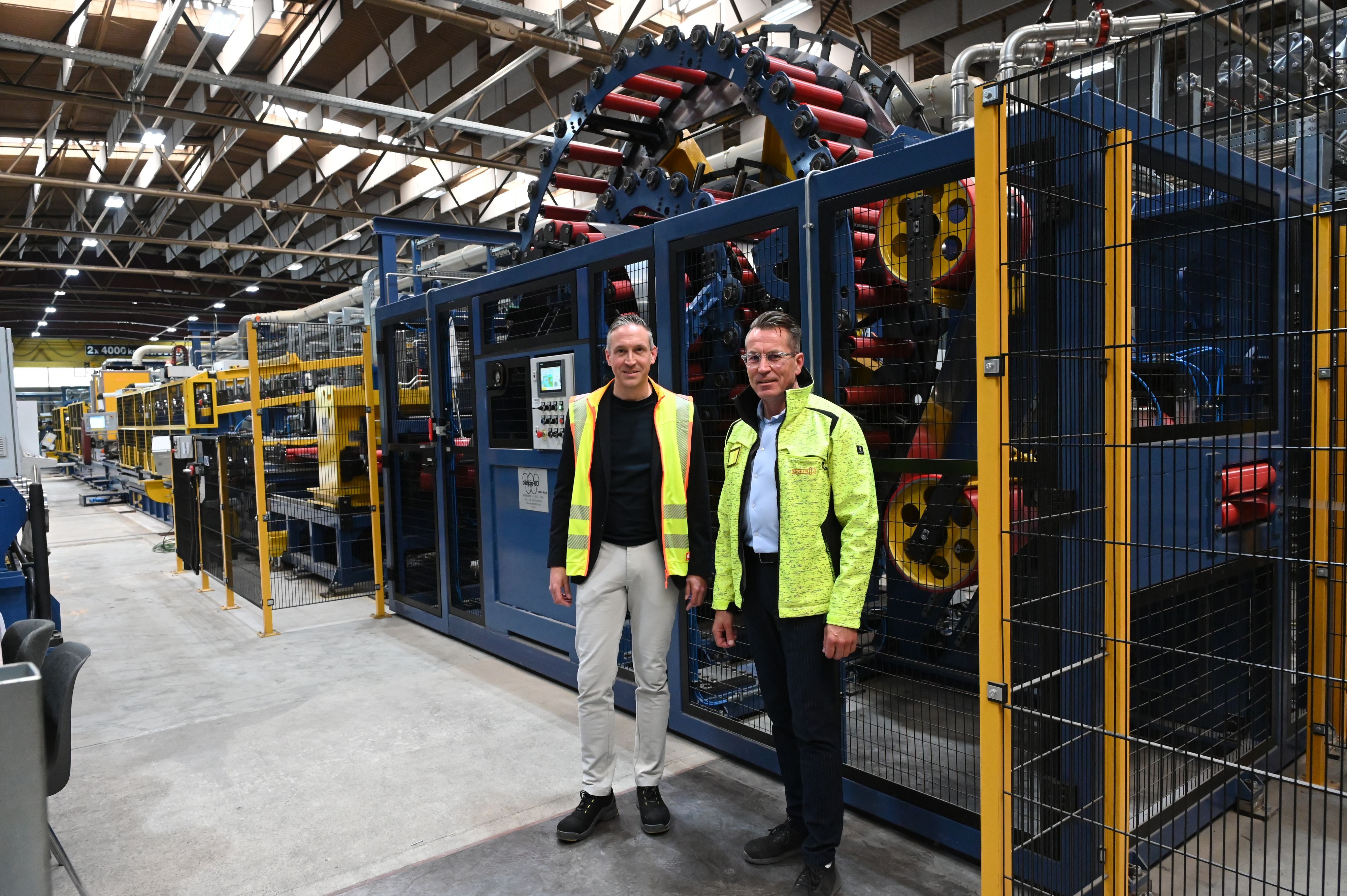 Alexander Mertens (l.) und Michael Gottschalk, die Geschäftsführer von Schoeller Werk in Hellenthal, stehen vor einer Laseranlage.