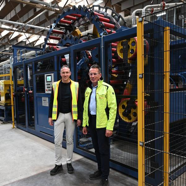 Alexander Mertens (l.) und Michael Gottschalk, die Geschäftsführer von Schoeller Werk in Hellenthal, stehen vor einer Laseranlage.
