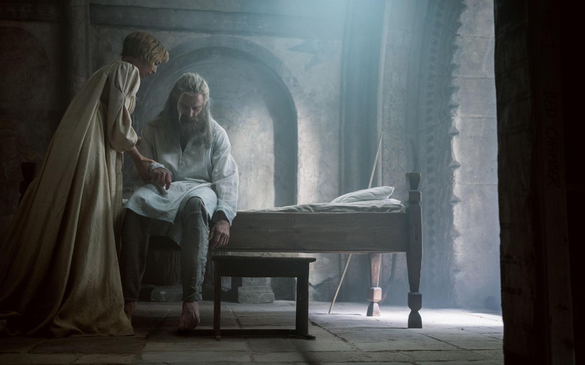 Robin Hood (Hugh Jackman), der mit der mit den eigenen Schandtaten hadert, möchte gerne sterben. Doch die Schwester Brigid (Judie Comer) zerrt ihn zurück ins Leben. (Bild: DORH Holding Co. LLC/A24/Aidan Monaghan/DCM)