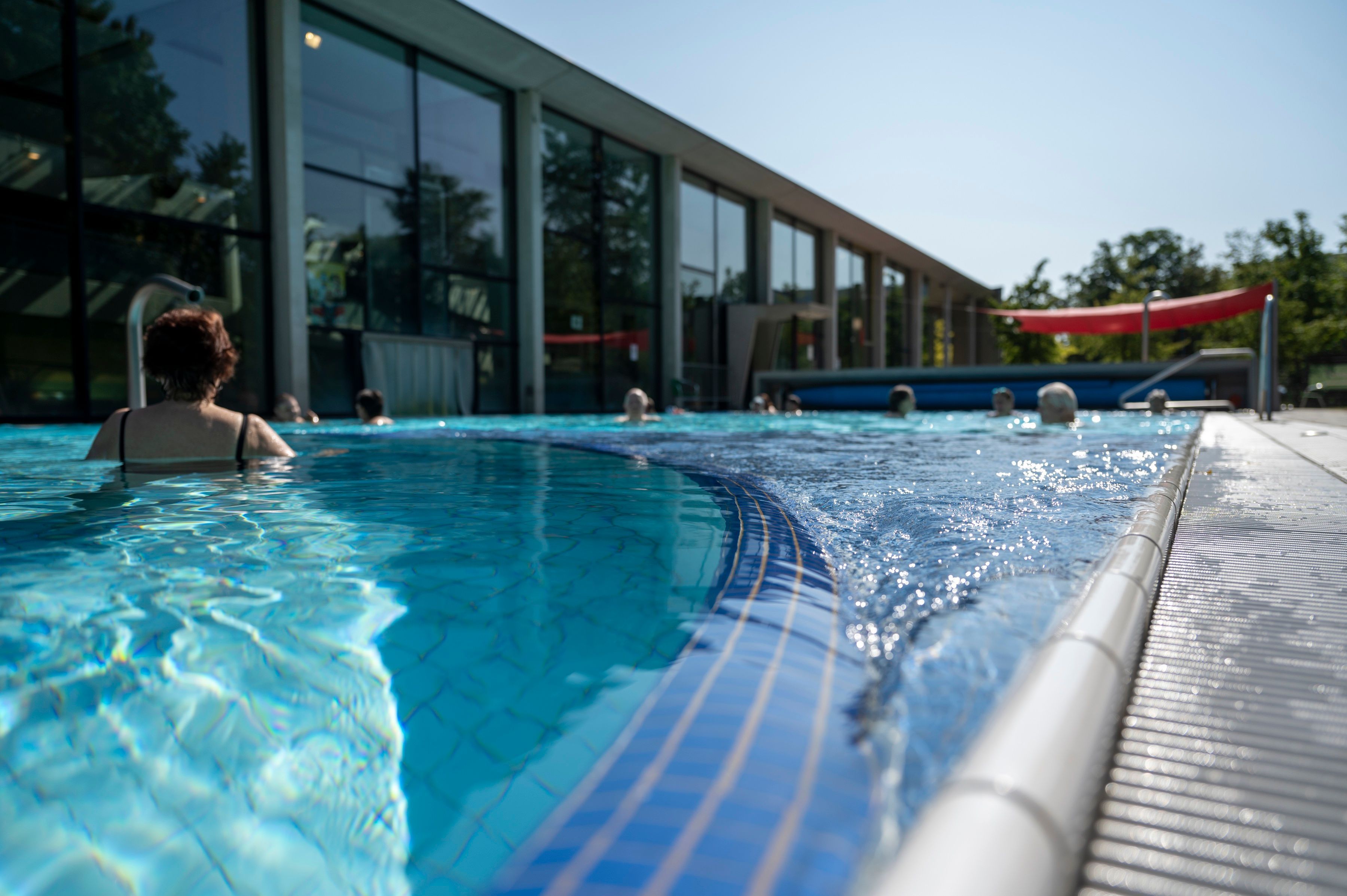 15.06.2023, Köln: Das Freibad Ossendorf. Test der Kölner Freibäder. Foto: Uwe Weiser