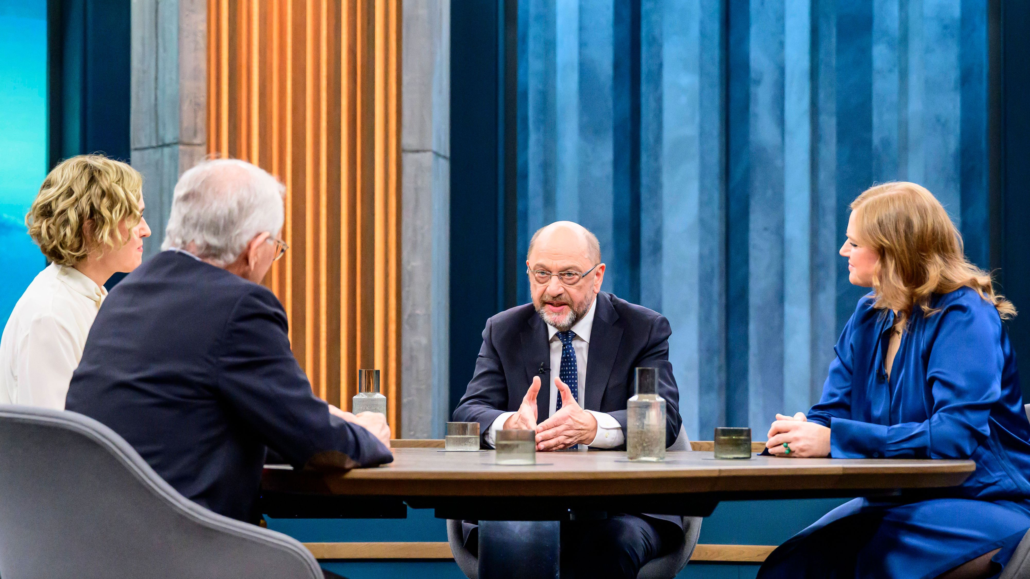 In the picture, from left: Wolfgang Ischinger Chairman of the Munich Security Conference, Caren Miosga, Martin Schulz SPD politician and former President of the European Parliament, Rieke Havertz international correspondent for DIE ZEIT, GER, Berlin, studio, guest on Caren Miosga s political talk show, TV, format, with presenter, Das Erste, from Adlershof at Studio 20, topic: What is driving this new American security doctrine How are Russia, China, and the Global South responding to Trump s actions And how are Europe, NATO, and ultimately Germany reacting January 18, 2026 *** In the picture, from left Wolfgang Ischinger Chairman of the Munich Security Conference , Caren Miosga, Martin Schulz SPD politician and former Presid Copyright: HMBxMedia/UwexKoch