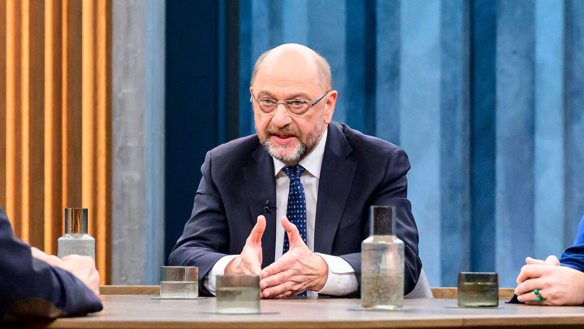 In the picture, from left: Wolfgang Ischinger Chairman of the Munich Security Conference, Caren Miosga, Martin Schulz SPD politician and former President of the European Parliament, Rieke Havertz international correspondent for DIE ZEIT, GER, Berlin, studio, guest on Caren Miosga s political talk show, TV, format, with presenter, Das Erste, from Adlershof at Studio 20, topic: What is driving this new American security doctrine How are Russia, China, and the Global South responding to Trump s actions And how are Europe, NATO, and ultimately Germany reacting January 18, 2026 *** In the picture, from left Wolfgang Ischinger Chairman of the Munich Security Conference , Caren Miosga, Martin Schulz SPD politician and former Presid Copyright: HMBxMedia/UwexKoch