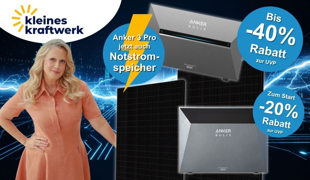 Kleines Kraftwerk Collage mit zwei Anker Solix Stromspeichern (Solarbank 3 Pro und Solarbank 4 Pro) sowie einem schwarzen Solarmodul vor einem dunklen Hintergrund mit blauen Linien und blauen Blitzen. Links steht Moderatorin Barbara Schöneberger in einem lachsfarbenen Kleid. Links oben das Kleines-Kraftwerk-Logo.