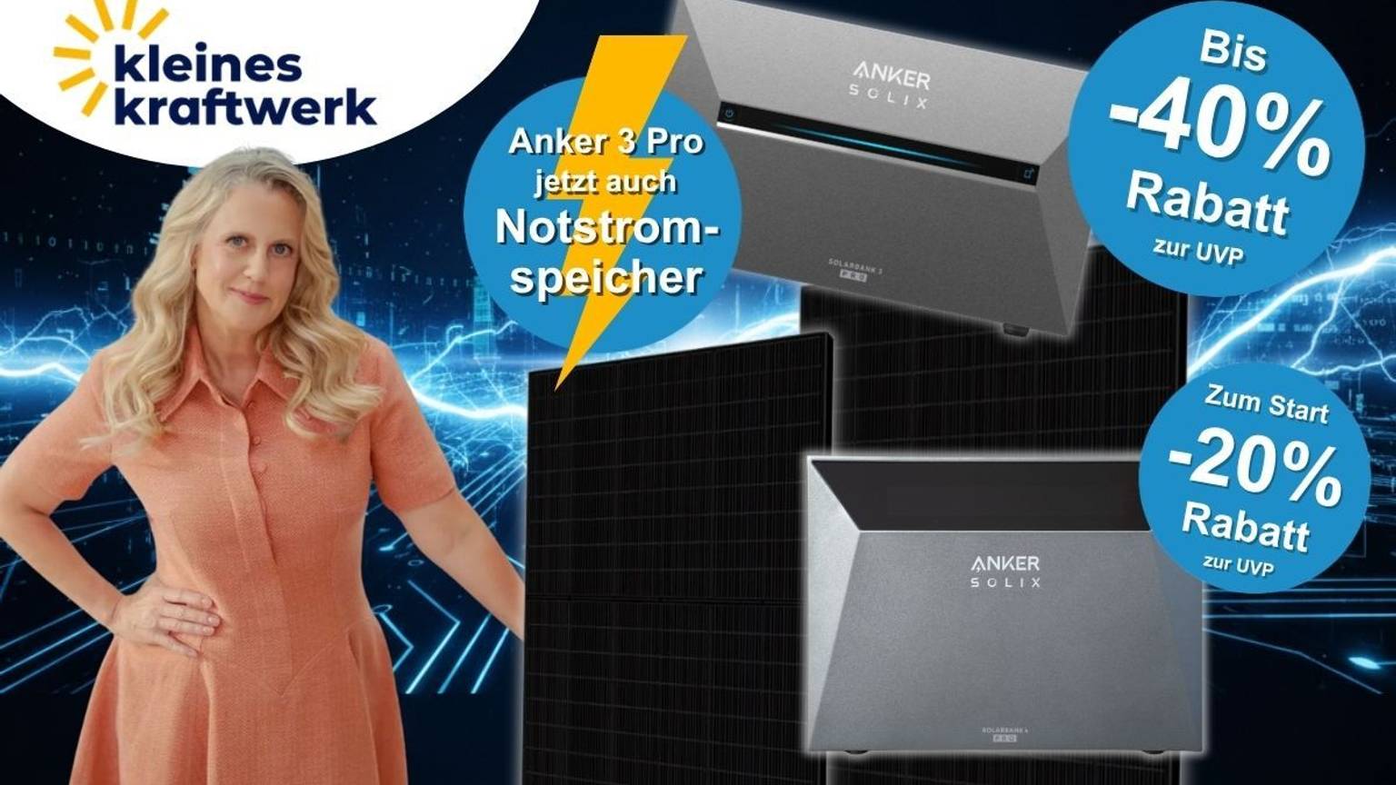 Kleines Kraftwerk Collage mit zwei Anker Solix Stromspeichern (Solarbank 3 Pro und Solarbank 4 Pro) sowie einem schwarzen Solarmodul vor einem dunklen Hintergrund mit blauen Linien und blauen Blitzen. Links steht Moderatorin Barbara Schöneberger in einem lachsfarbenen Kleid. Links oben das Kleines-Kraftwerk-Logo.