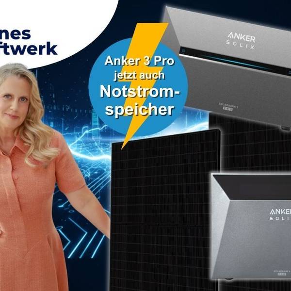 Kleines Kraftwerk Collage mit zwei Anker Solix Stromspeichern (Solarbank 3 Pro und Solarbank 4 Pro) sowie einem schwarzen Solarmodul vor einem dunklen Hintergrund mit blauen Linien und blauen Blitzen. Links steht Moderatorin Barbara Schöneberger in einem lachsfarbenen Kleid. Links oben das Kleines-Kraftwerk-Logo.