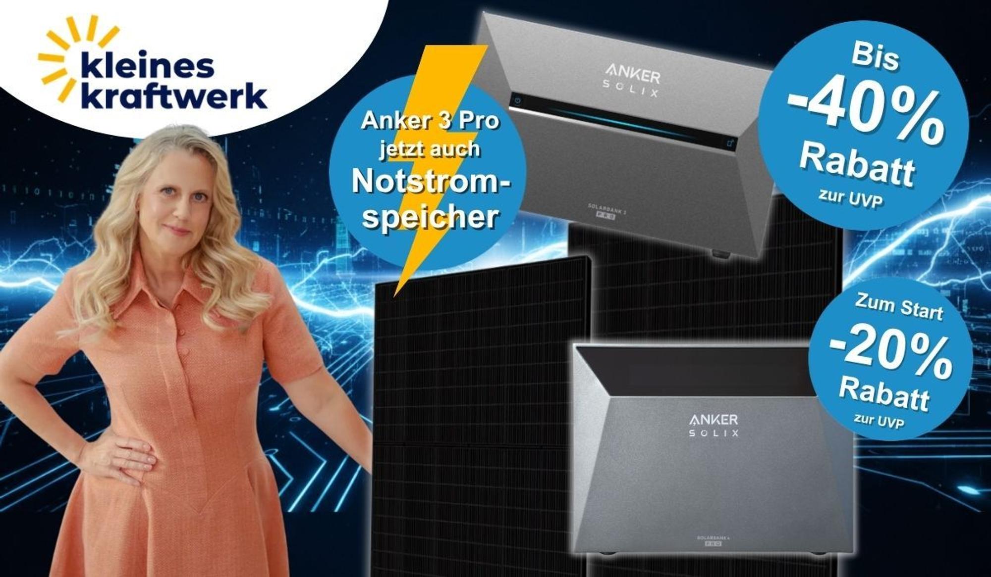 Kleines Kraftwerk Collage mit zwei Anker Solix Stromspeichern (Solarbank 3 Pro und Solarbank 4 Pro) sowie einem schwarzen Solarmodul vor einem dunklen Hintergrund mit blauen Linien und blauen Blitzen. Links steht Moderatorin Barbara Schöneberger in einem lachsfarbenen Kleid. Links oben das Kleines-Kraftwerk-Logo.