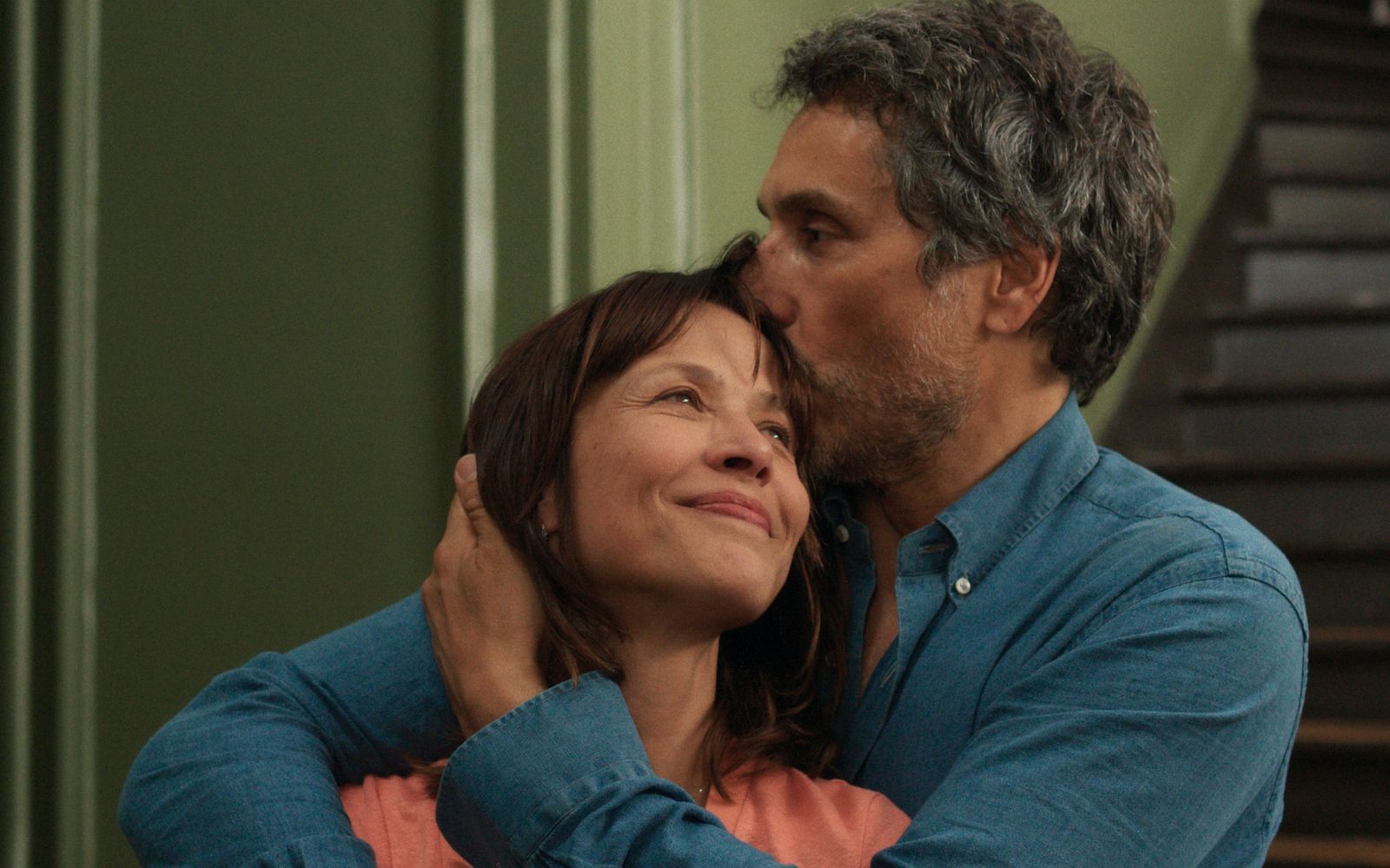 Anne (Sophie Marceau, mit Vincent Elbaz) hat in „LOL 2.0“ weniger Zeit für die Liebe als gedacht. Aber doch ein bisschen Zeit ... (Bild: Curiosa Films - Love is in the Air/Apollo Films Distribution/France 2 Cinéma/Wild Bunch Germany)
