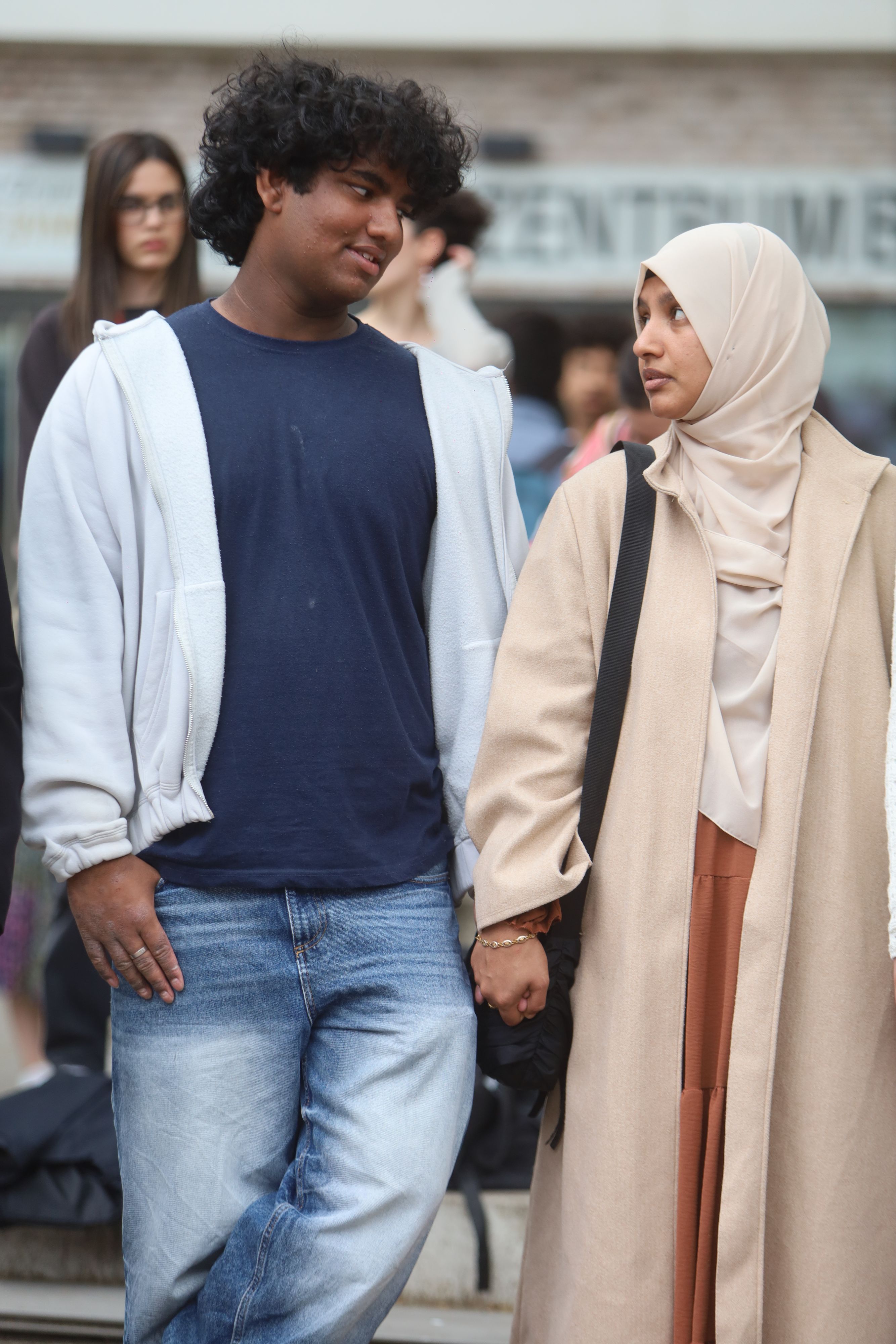 16.06.2026, Köln: Familie aus Sri Lanka soll abgeschoben werden, ein Kind steht kurz vor dem Abitur, ein anderes macht Realschulabschluss, beide Eltern haben gearbeitet – Schul-Aktion, dass Familie bleibt am Schulzentrum in Buchheim. Foto: Arton Krasniqi