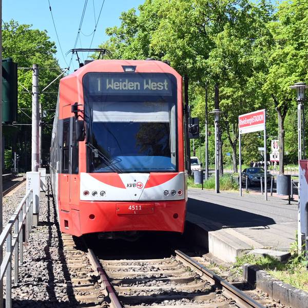 Eine Bahn der KVB-Linie 1