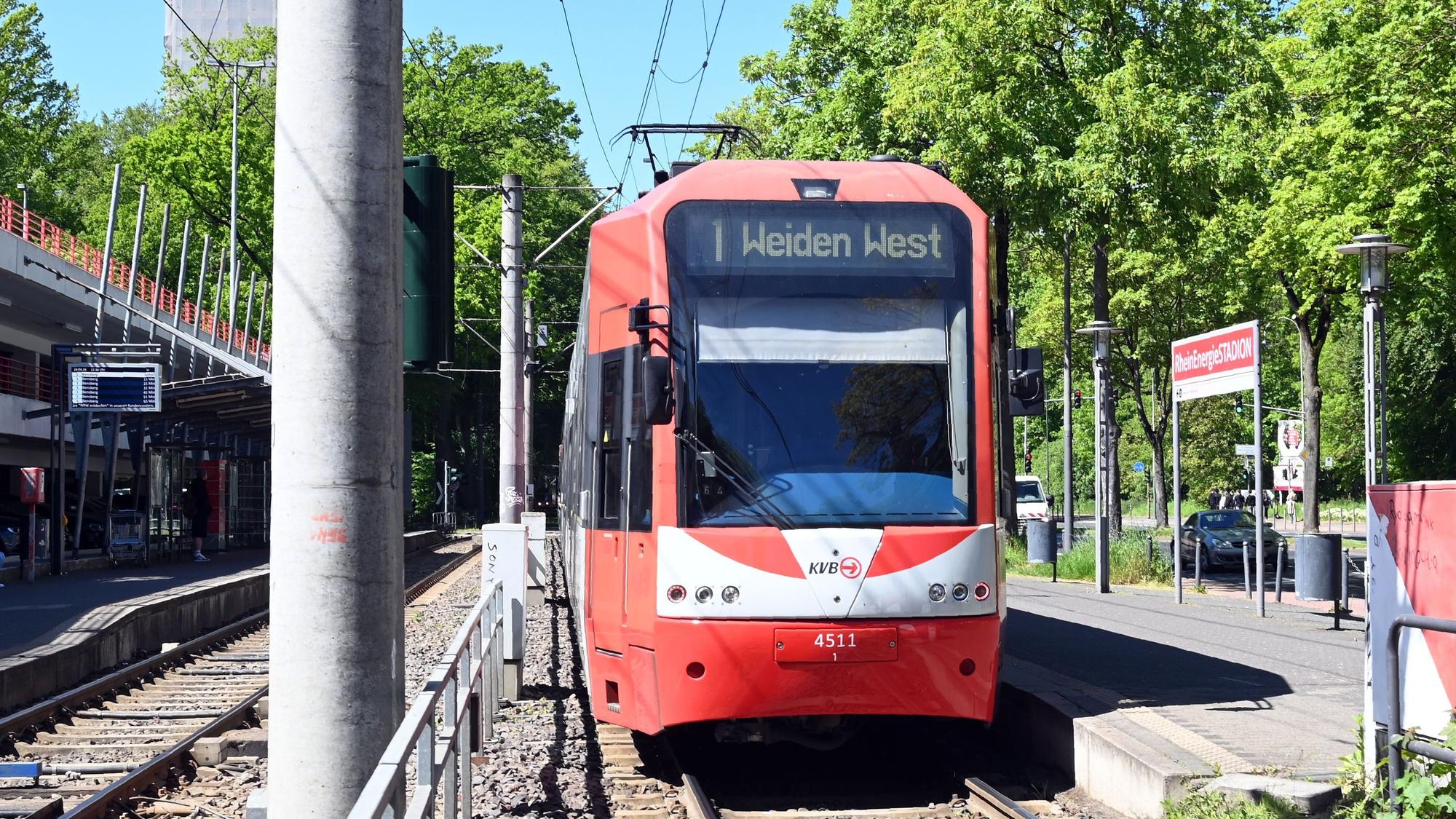 Eine Bahn der KVB-Linie 1