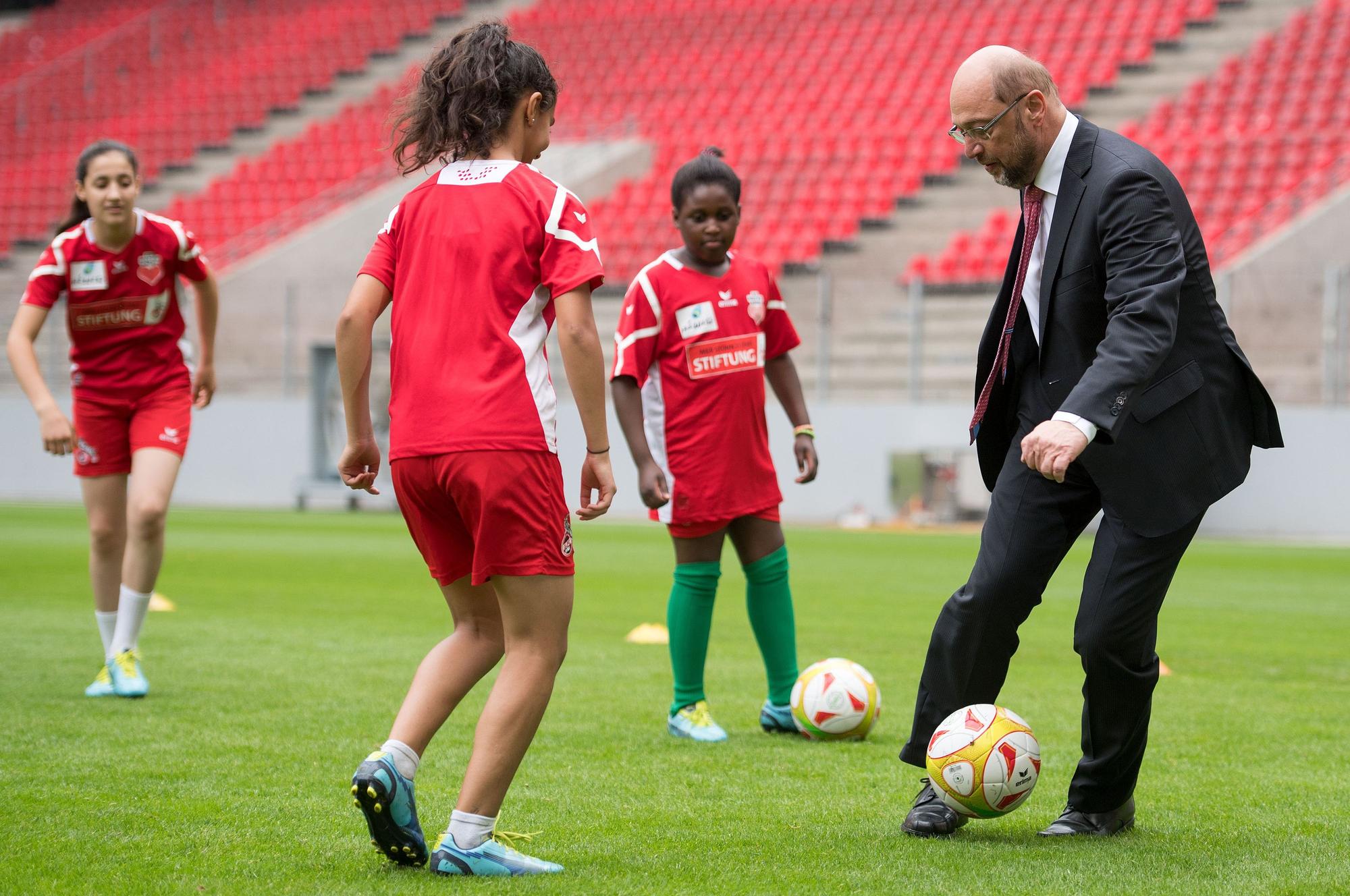 Der SPD-Kanzlerkandidat und Parteivorsitzende, Martin Schulz, spielt am 12.07.2017 in Köln (Nordrhein-Westfalen) mit jungen Fußballerinnen des 1. FC Köln im RheinEnergieStadion. Martin Schulz besucht im Rahmen seiner Sommerreise NRW. Foto: Marius Becker/dpa +++(c) dpa - Bildfunk+++