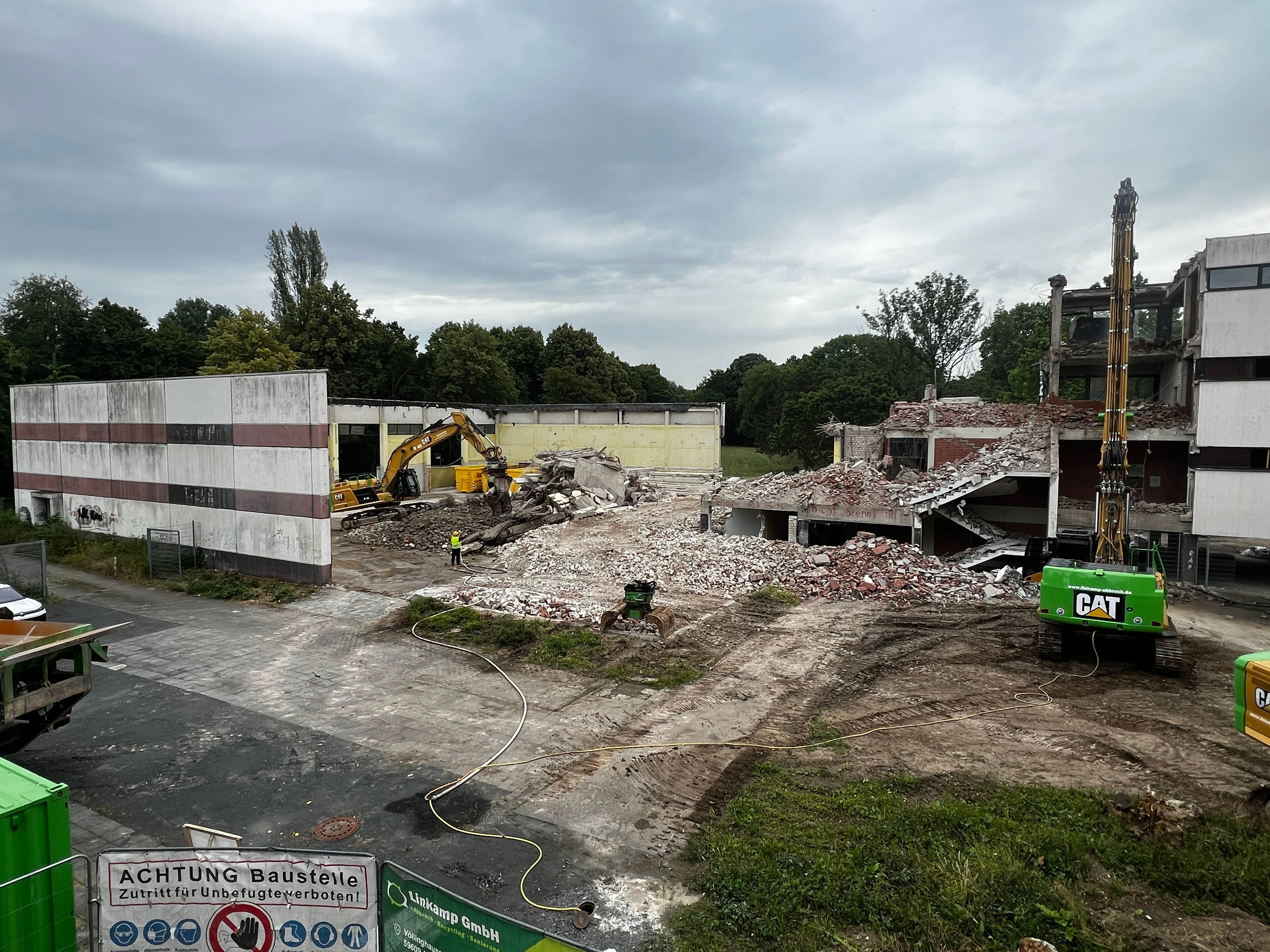 Abbruch der Turnhalle und eines Trakts vom ehemeligen CD-Gymnasium an der Realschule am Stadtpark Bild: Ralf Krieger