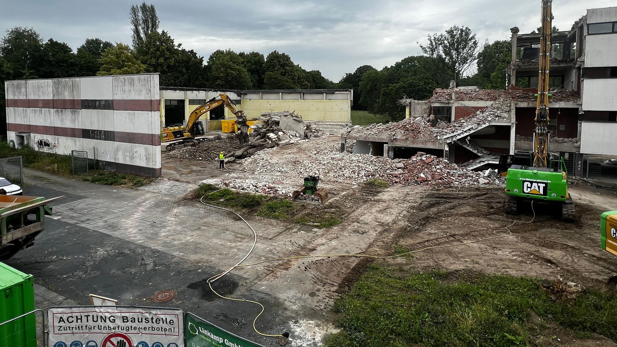 Abbruch der Turnhalle und eines Trakts vom ehemeligen CD-Gymnasium an der Realschule am Stadtpark Bild: Ralf Krieger
