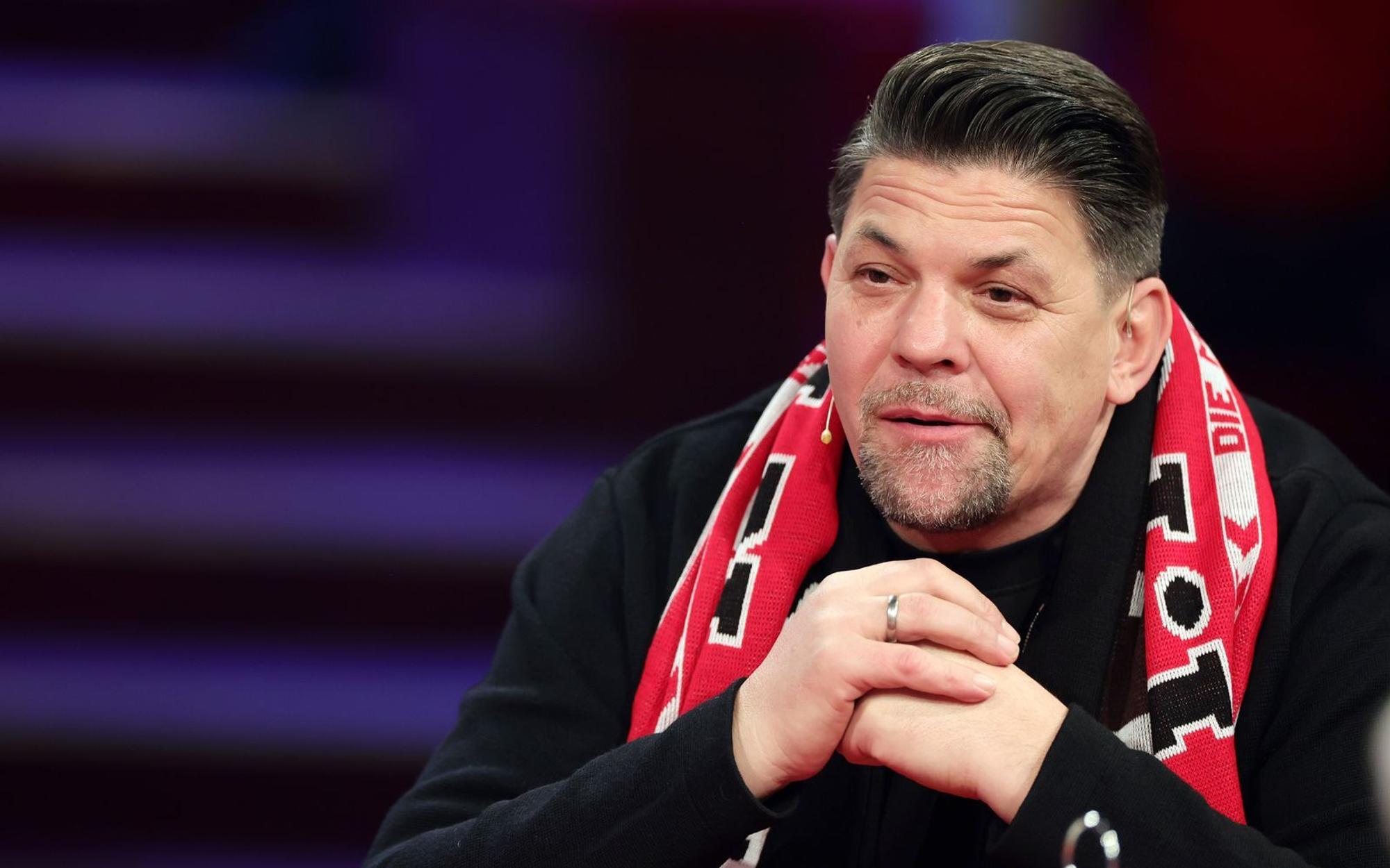 Tim Mälzer hat im Podcast „Kerners 11“ verraten, sich einst als Koch der Nationalelf beworben zu haben. (Bild: 2023 Getty Images/Andreas Rentz)