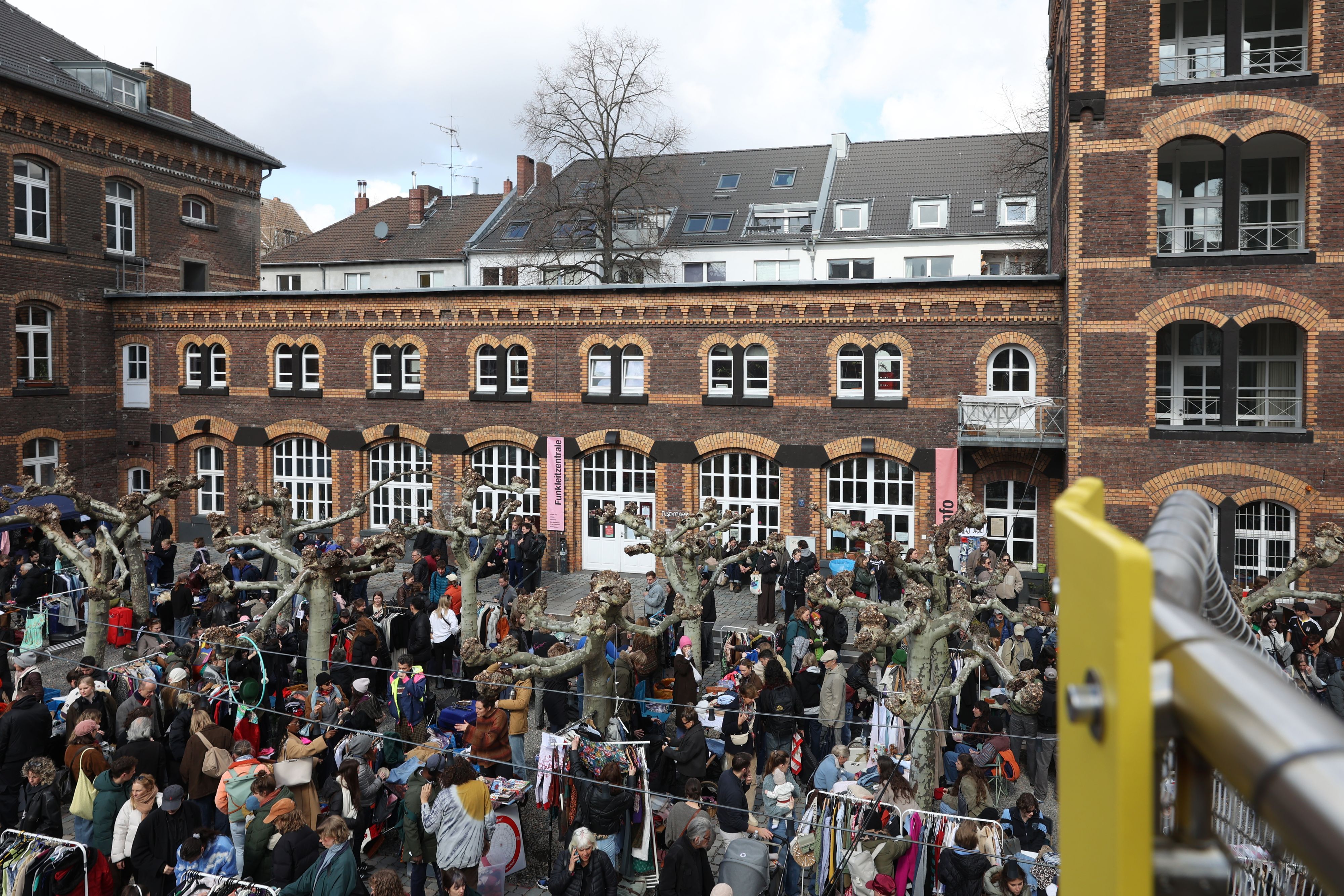Der Flohmarkt auf dem Hof der Alten Feuerwache.