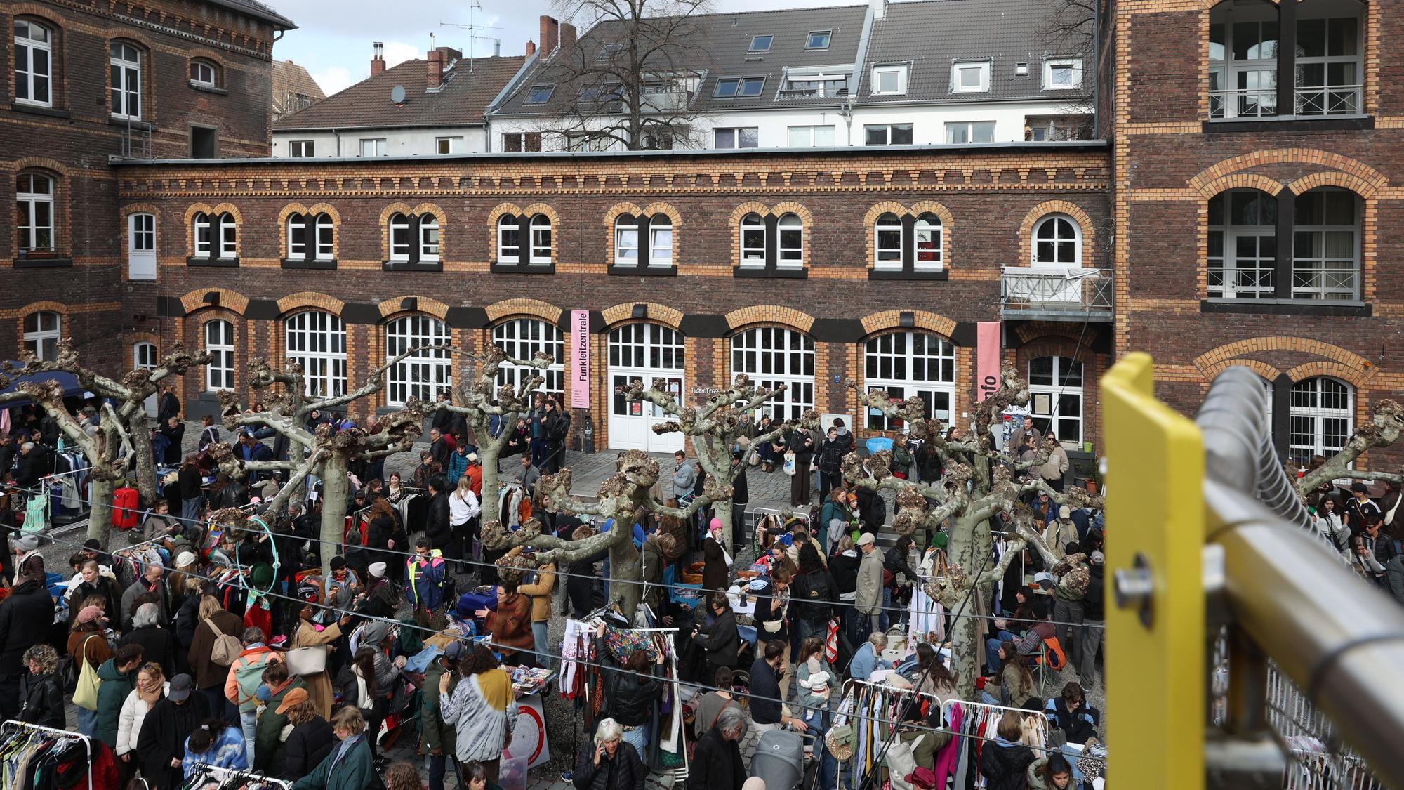 Der Flohmarkt auf dem Hof der Alten Feuerwache.