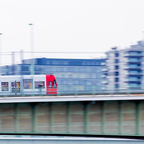 Eine Straßenbahn der Kölner Verkehrsbetriebe (KVB) fährt über die Deutzer Brücke. (Archivbild)