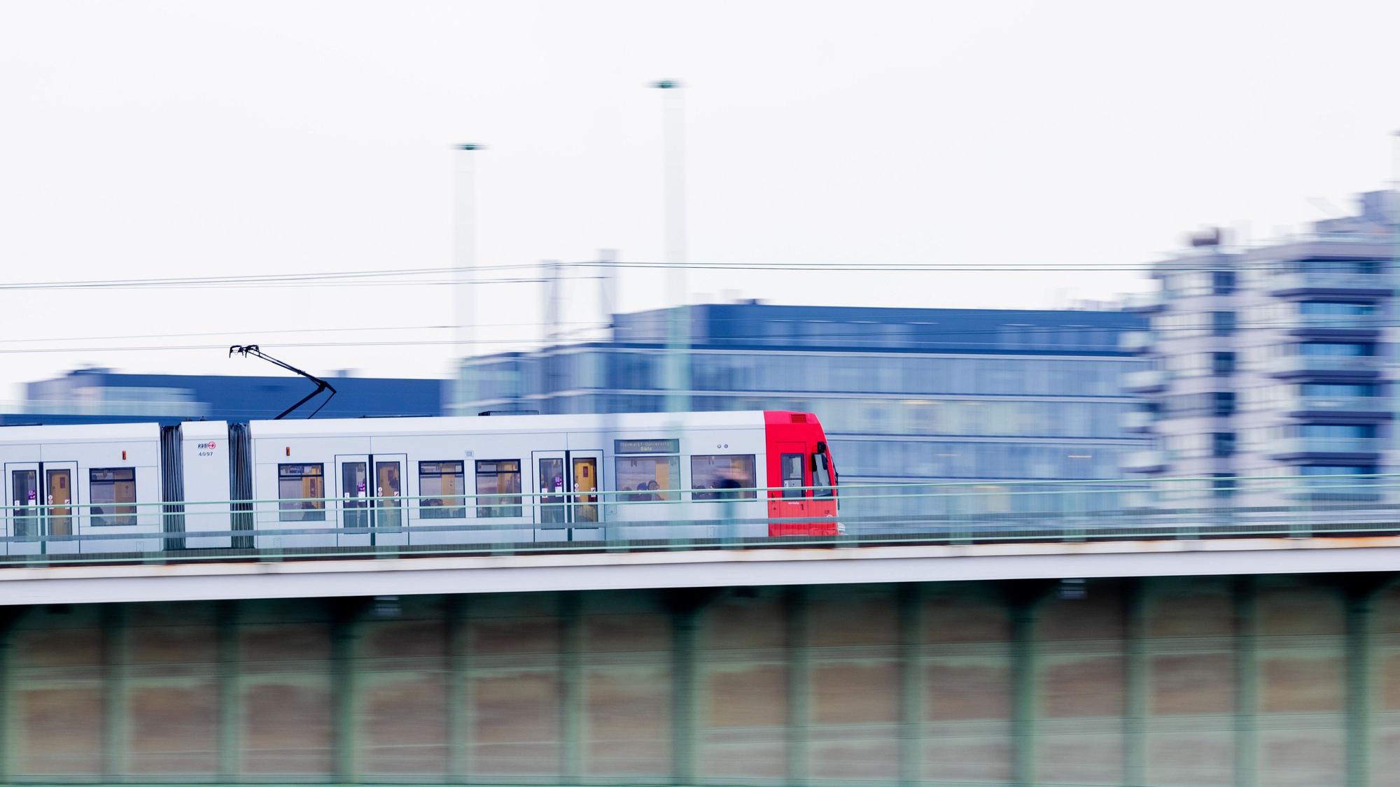 Eine Straßenbahn der Kölner Verkehrsbetriebe (KVB) fährt über die Deutzer Brücke. (Archivbild)