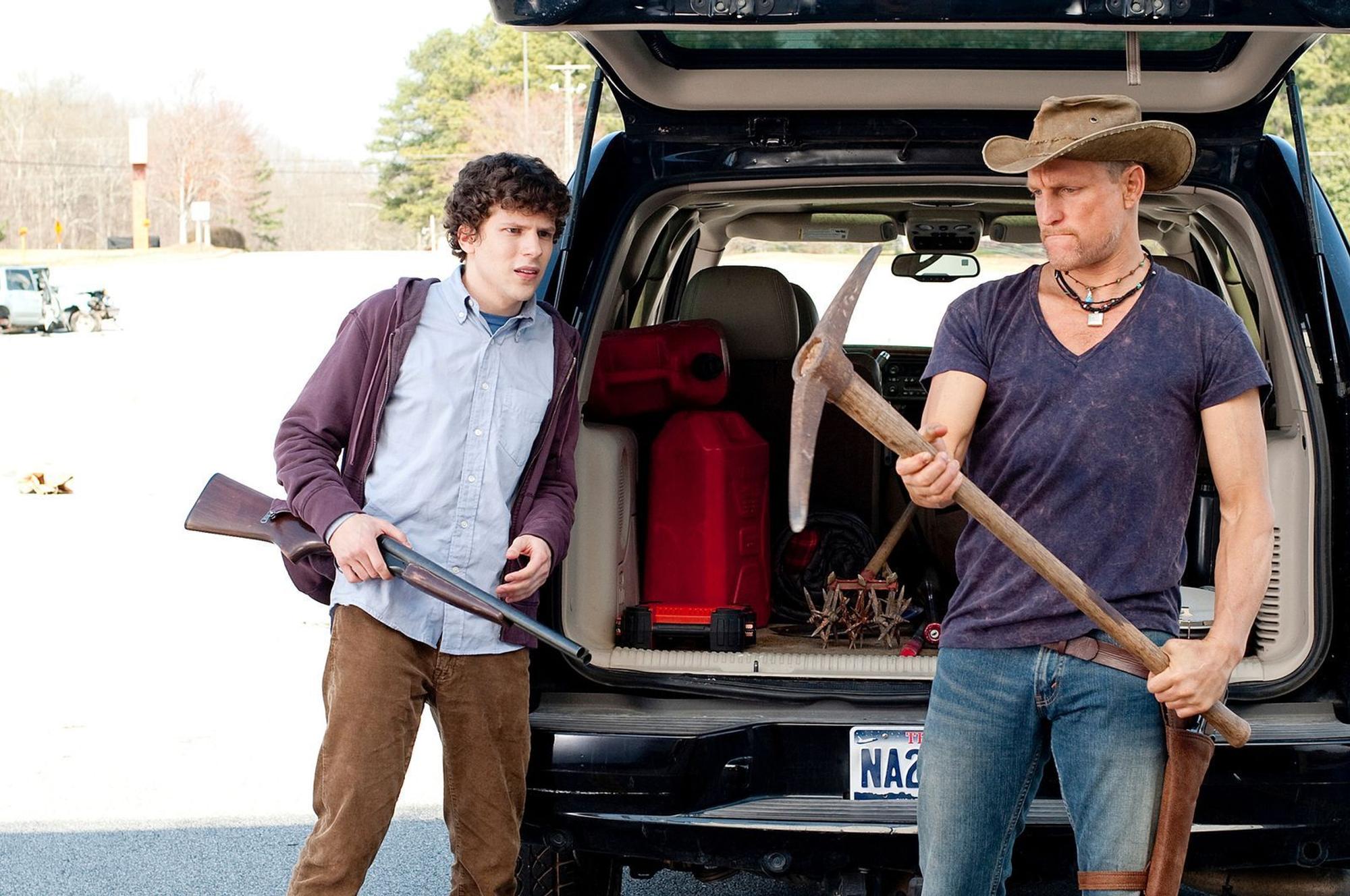 Auf das Werkzeug kommt es an: Mit Knarre und Spitzhacke gehen Columbus (Jesse Eisenberg, links) und Tallahassee (Woody Harrelson) auf Zombie-Jagd. (Bild: ZDF/Glen Wilson)