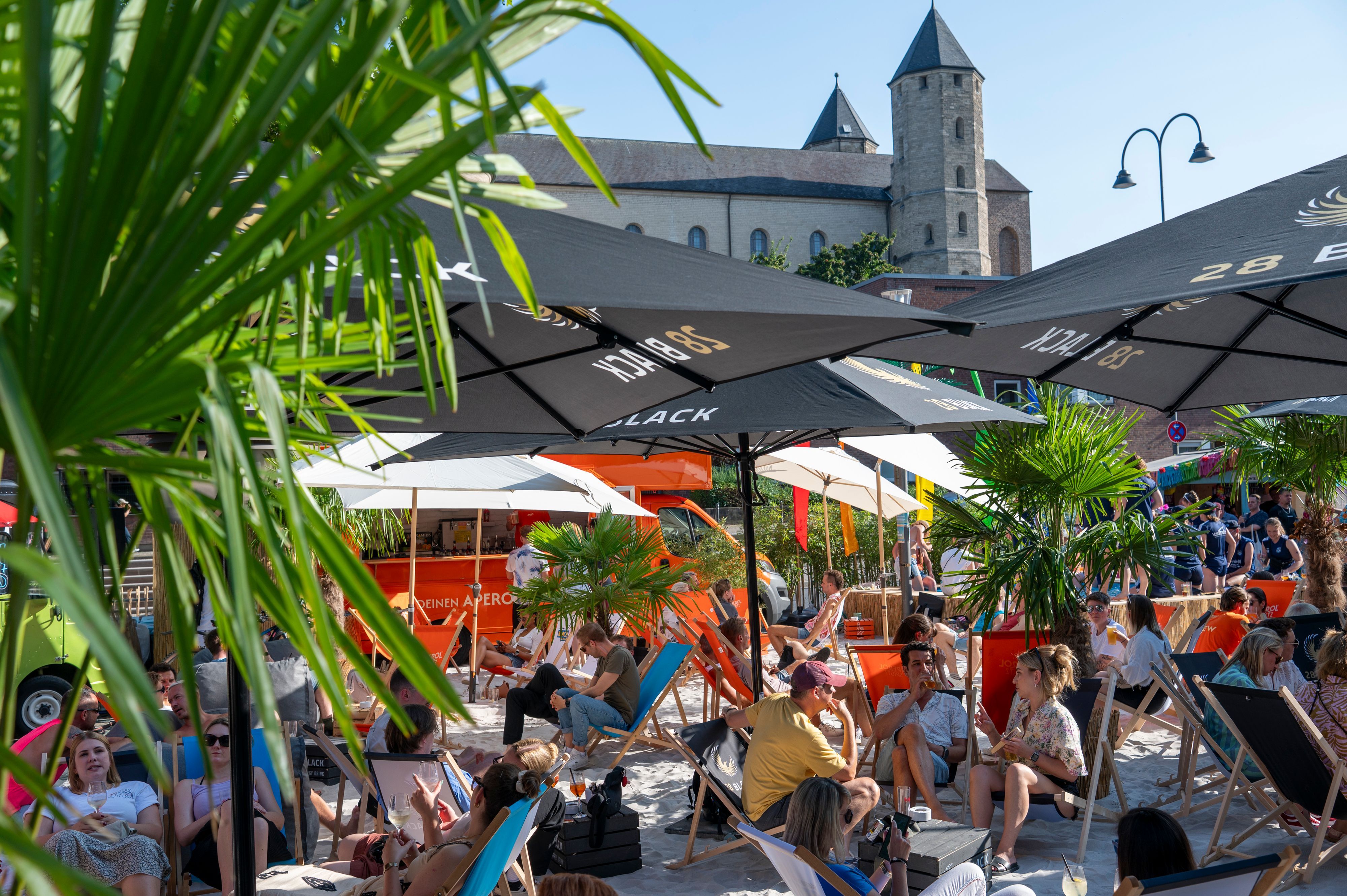 Besuchende beim ColognePride Beach & Village 2025.