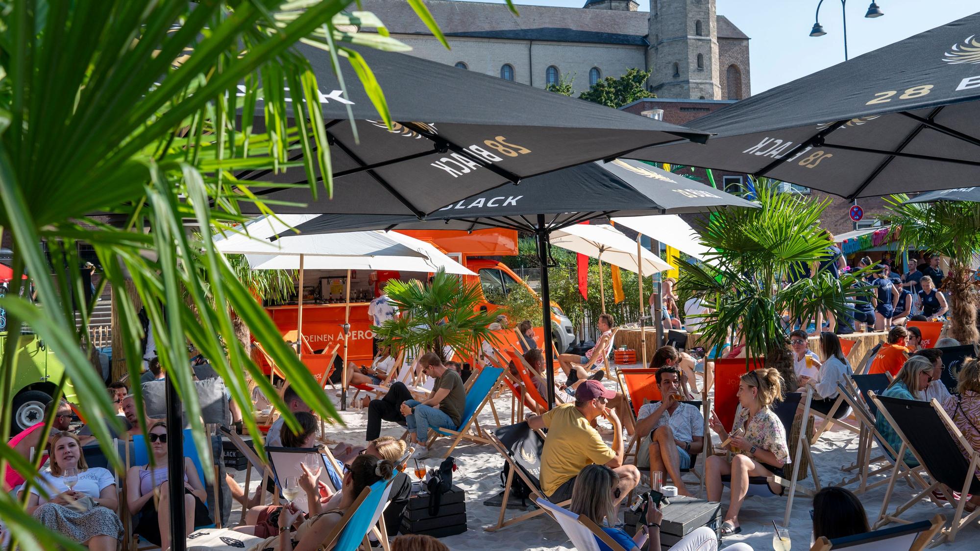 Besuchende beim ColognePride Beach & Village 2025.