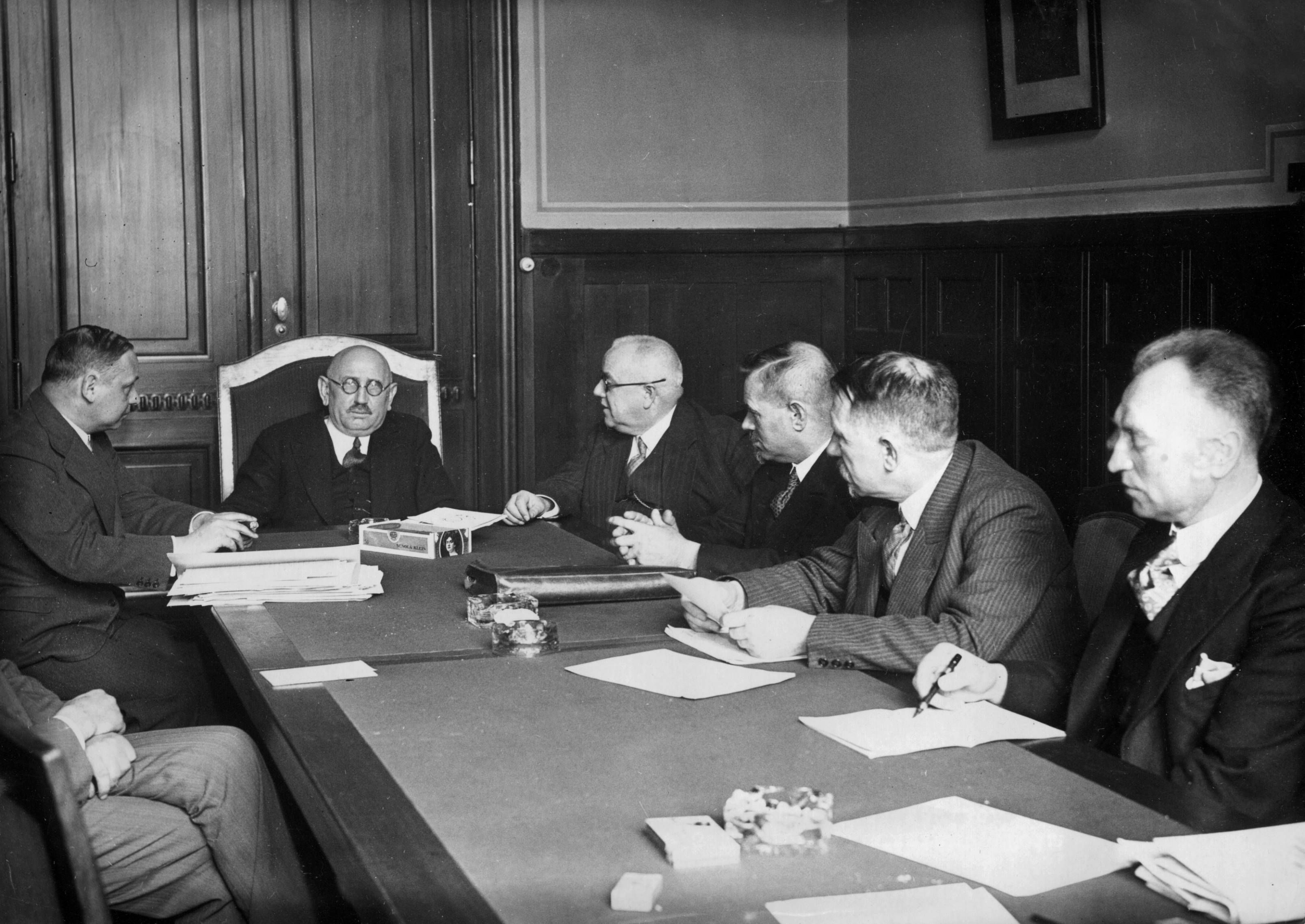 Orig. caption... DIE GEWERKSCHAFTSFÜHRER BEI STEGERWALD. Beratungen über die Arbeitslosigkeit. The number of unemployed has reached 6 million. Beim Reichslaborminister Adam Stegerwald finden firm täglich Verhandlungen über Measures über die Arbeitslosigkeit statt. Jetzt kurz vor dem Reichstagszusammentrirr fand eine Besprechung bei Stegerwald statt, bei der besondere Fragen erörtert wurden. U.B.z. v.l.n.r. Minister Director Dr. Sitzler - Reich Labor Minister Adam Stegerwald, State Secretary Dr. Geib mit den Gewerkschaftsführern vom Allgemeine Deutschen Gewerkschaftsbund, Bernhard, Franz Spliedt, W. Eggert, im Reichsarbeitsministerium am 19. Februar 1932. Anm. CD606 persons: ADAM STEGERWALD sites: BERLIN GERMANY sp_sw x5600x *** Or PUBLICATIONxNOTxINxDENxNORxSWExFIN Copyright: xx UNEMPLOYMENT CONSIDERATIONS