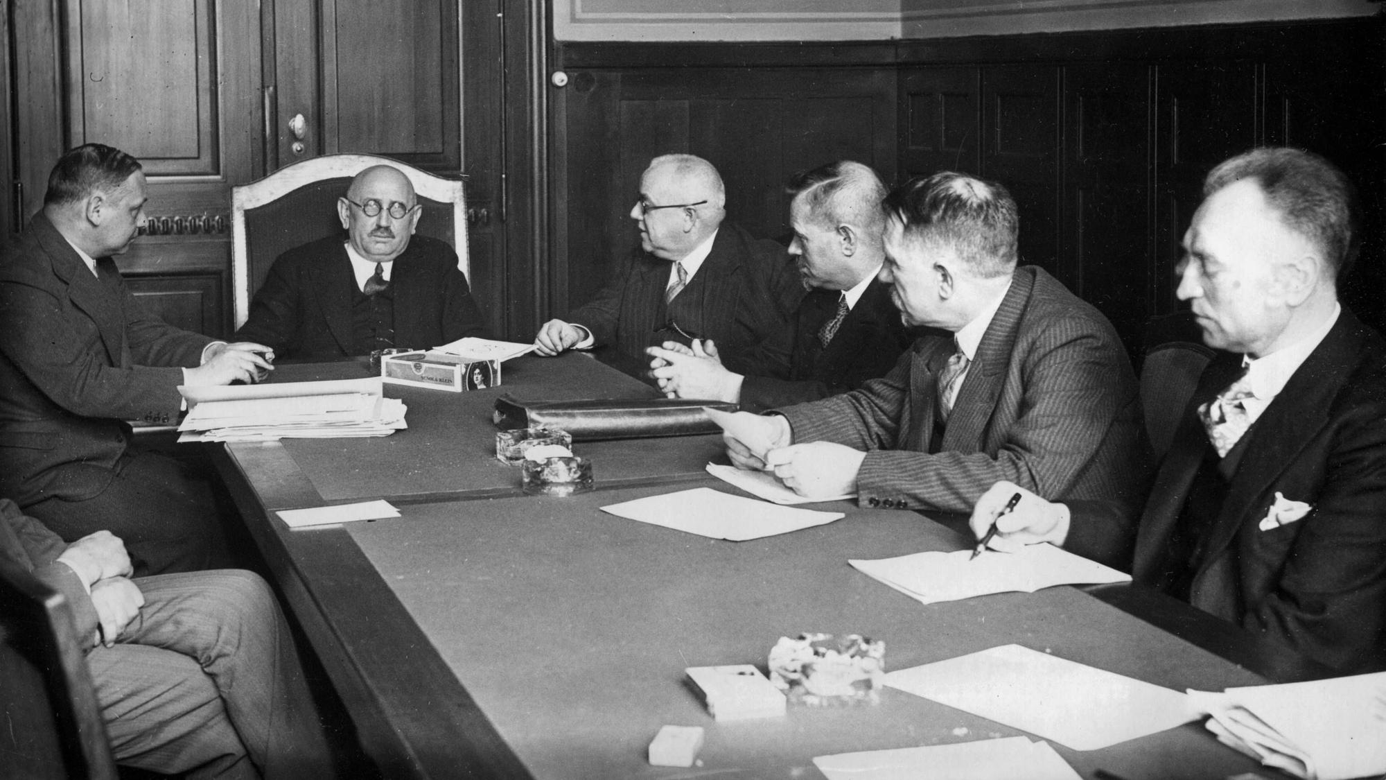 Orig. caption... DIE GEWERKSCHAFTSFÜHRER BEI STEGERWALD. Beratungen über die Arbeitslosigkeit. The number of unemployed has reached 6 million. Beim Reichslaborminister Adam Stegerwald finden firm täglich Verhandlungen über Measures über die Arbeitslosigkeit statt. Jetzt kurz vor dem Reichstagszusammentrirr fand eine Besprechung bei Stegerwald statt, bei der besondere Fragen erörtert wurden. U.B.z. v.l.n.r. Minister Director Dr. Sitzler - Reich Labor Minister Adam Stegerwald, State Secretary Dr. Geib mit den Gewerkschaftsführern vom Allgemeine Deutschen Gewerkschaftsbund, Bernhard, Franz Spliedt, W. Eggert, im Reichsarbeitsministerium am 19. Februar 1932. Anm. CD606 persons: ADAM STEGERWALD sites: BERLIN GERMANY sp_sw x5600x *** Or PUBLICATIONxNOTxINxDENxNORxSWExFIN Copyright: xx UNEMPLOYMENT CONSIDERATIONS