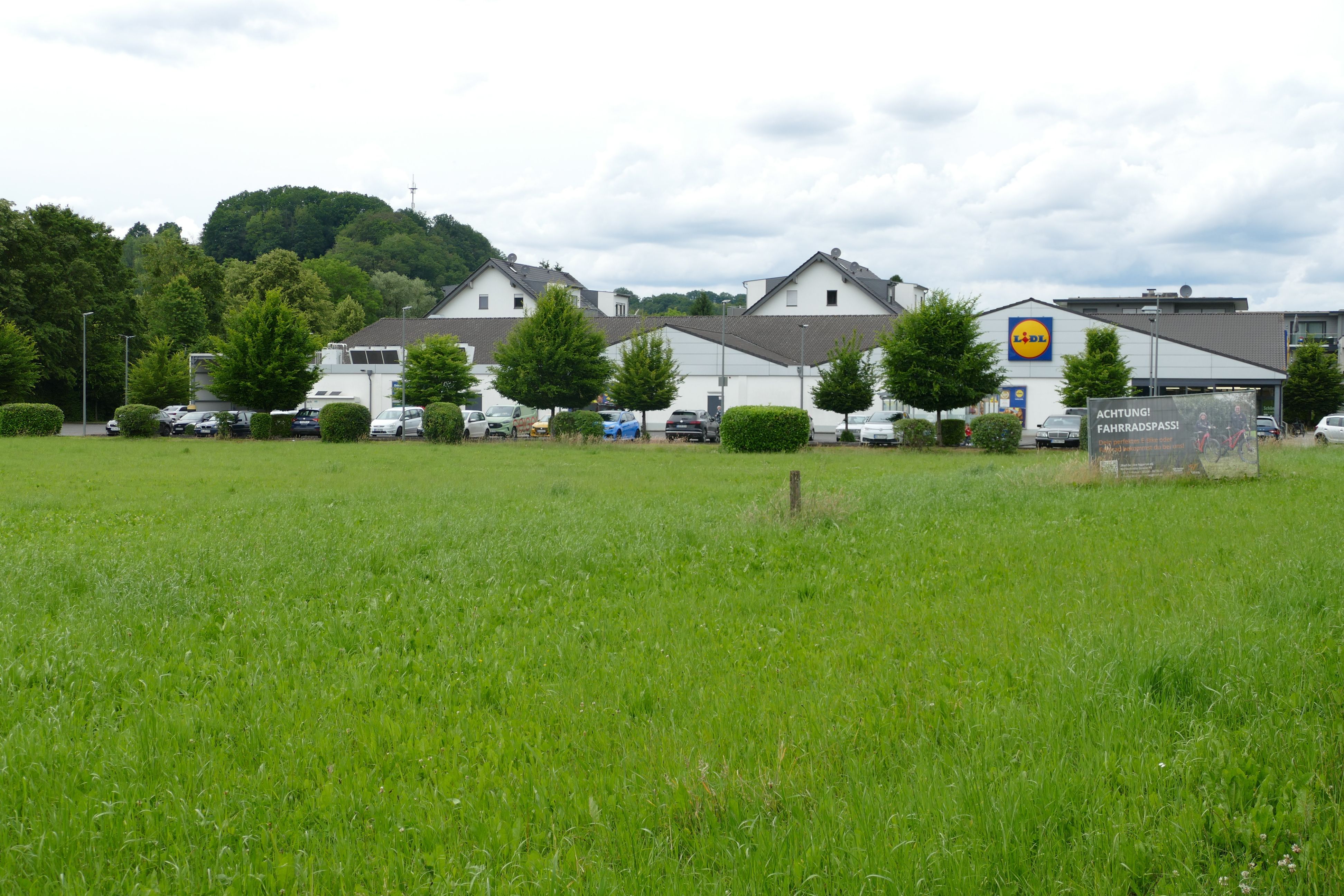 Auf der Wiese neben dem bestehenden Lidl in Wahlscheid soll der Edeka gebaut werden.