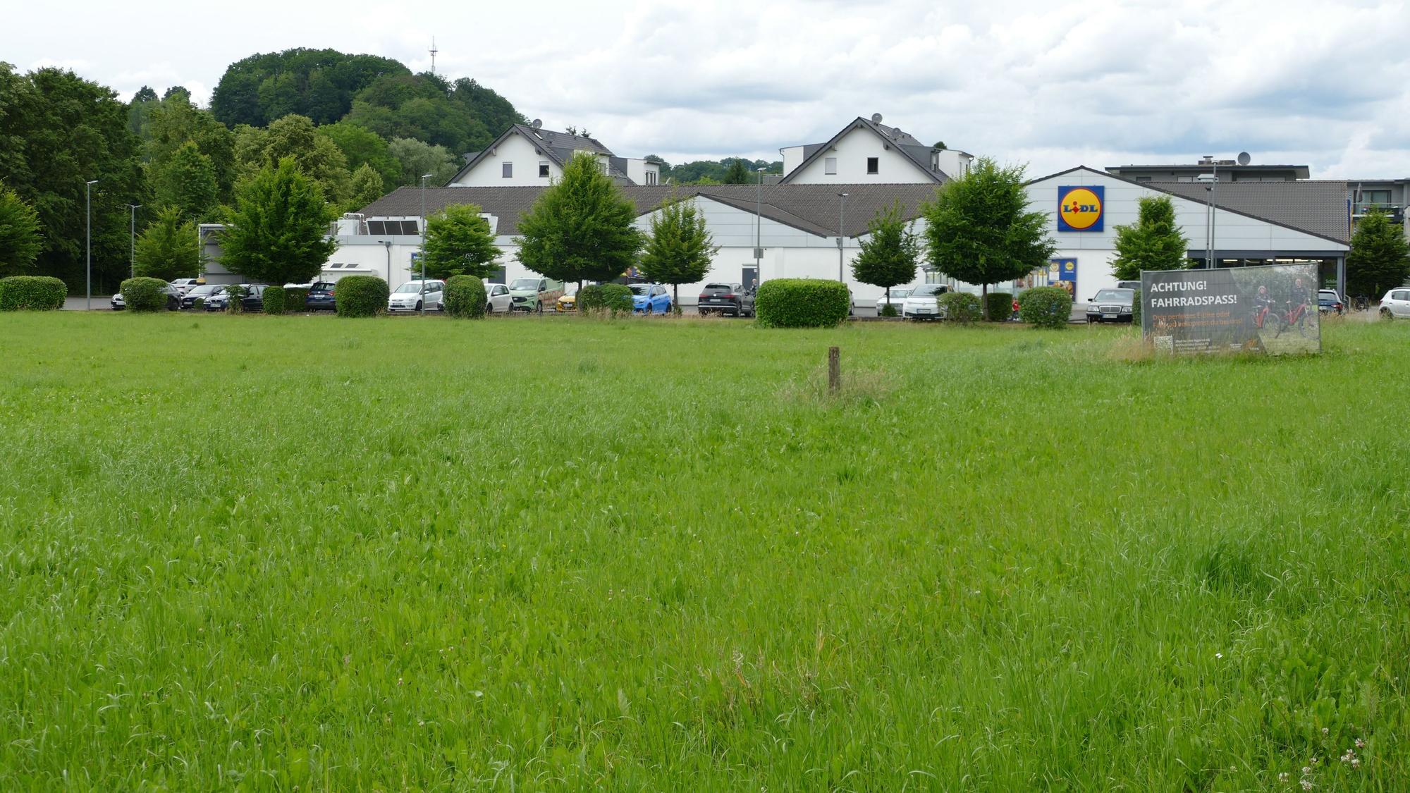 Auf der Wiese neben dem bestehenden Lidl in Wahlscheid soll der Edeka gebaut werden.