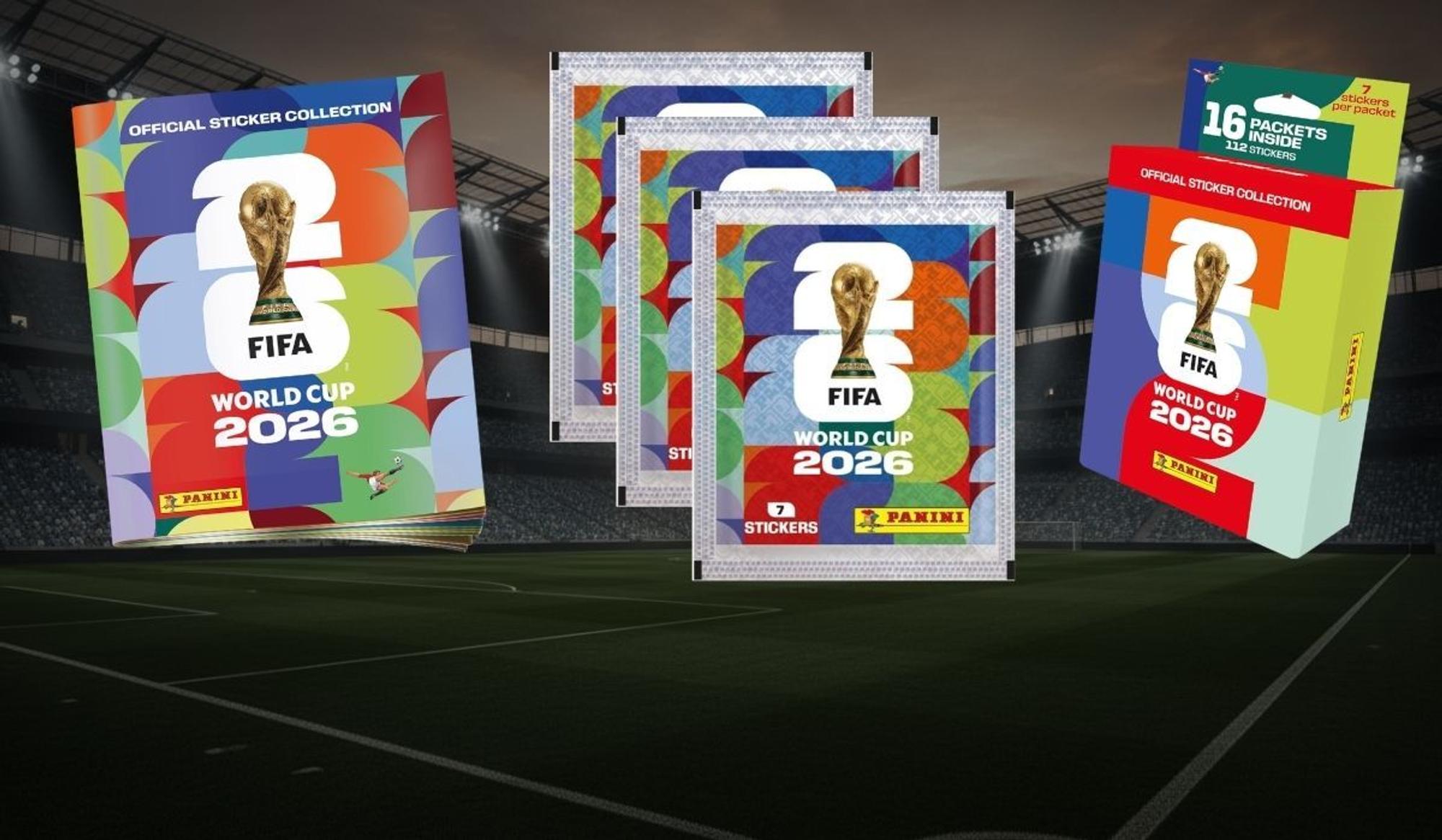 Panini-Sticker für das Fußball Sammelalbum 2026 mit Album, mehreren Stickertüten und Multipack vor Stadionhintergrund.