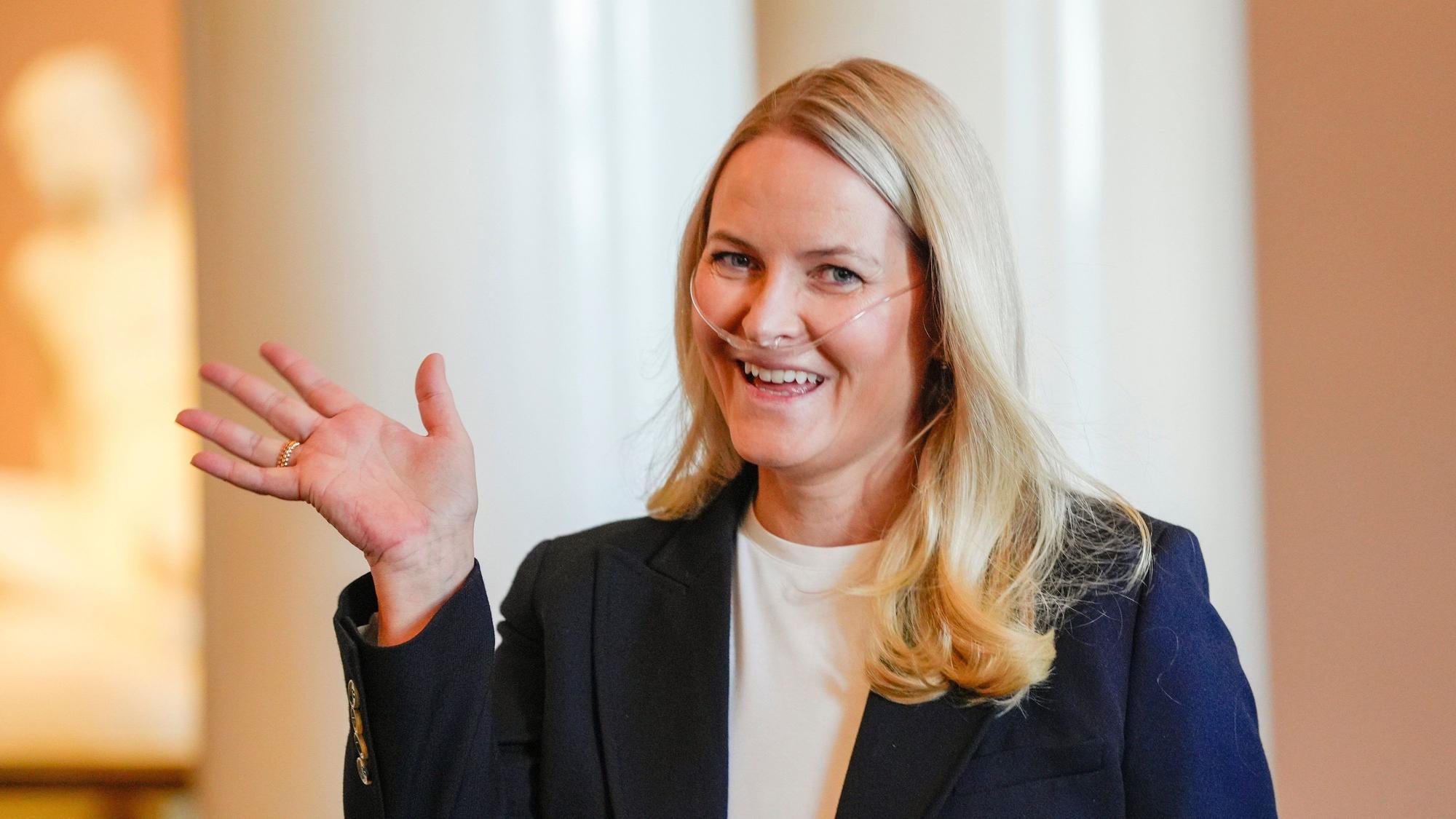 Kronprinzessin Mette-Marit winkt im April bei einem Empfang im Königlichen Schloss für die norwegischen Athleten der Paralympischen Spiele in Mailand und Cortina 2026.