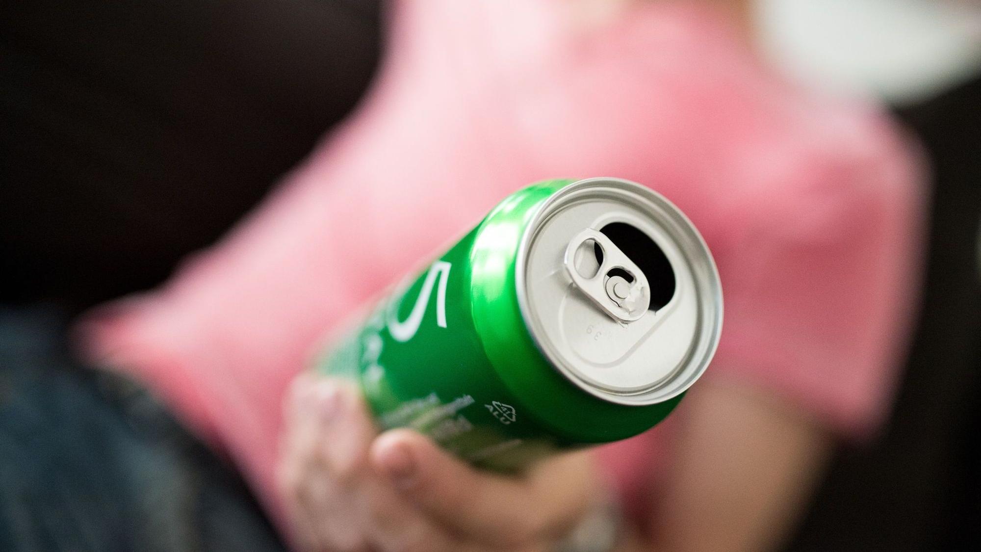 Mann hält eine Bierdose in der Hand