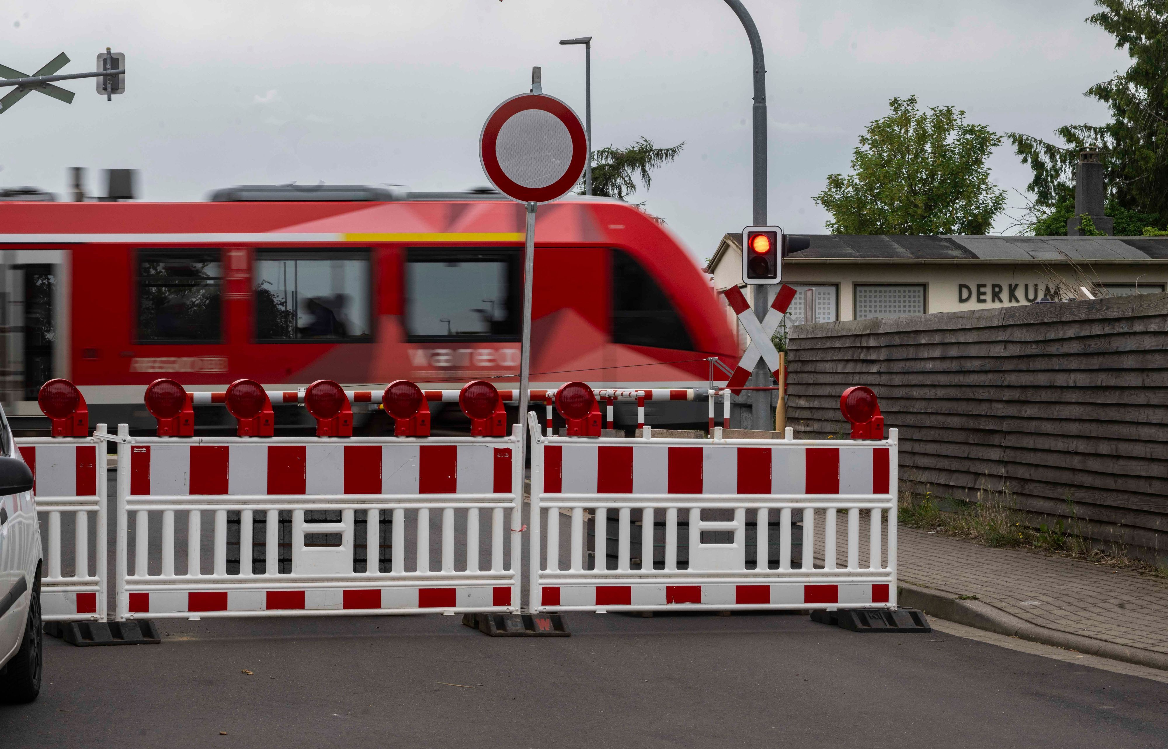 Das Bild zeigt einen Zug, der den Bahnübergang passiert.