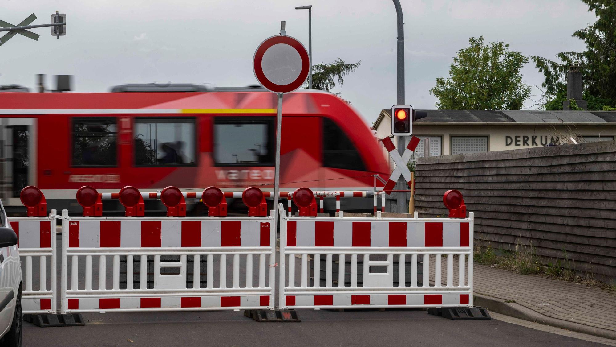 Das Bild zeigt einen Zug, der den Bahnübergang passiert.