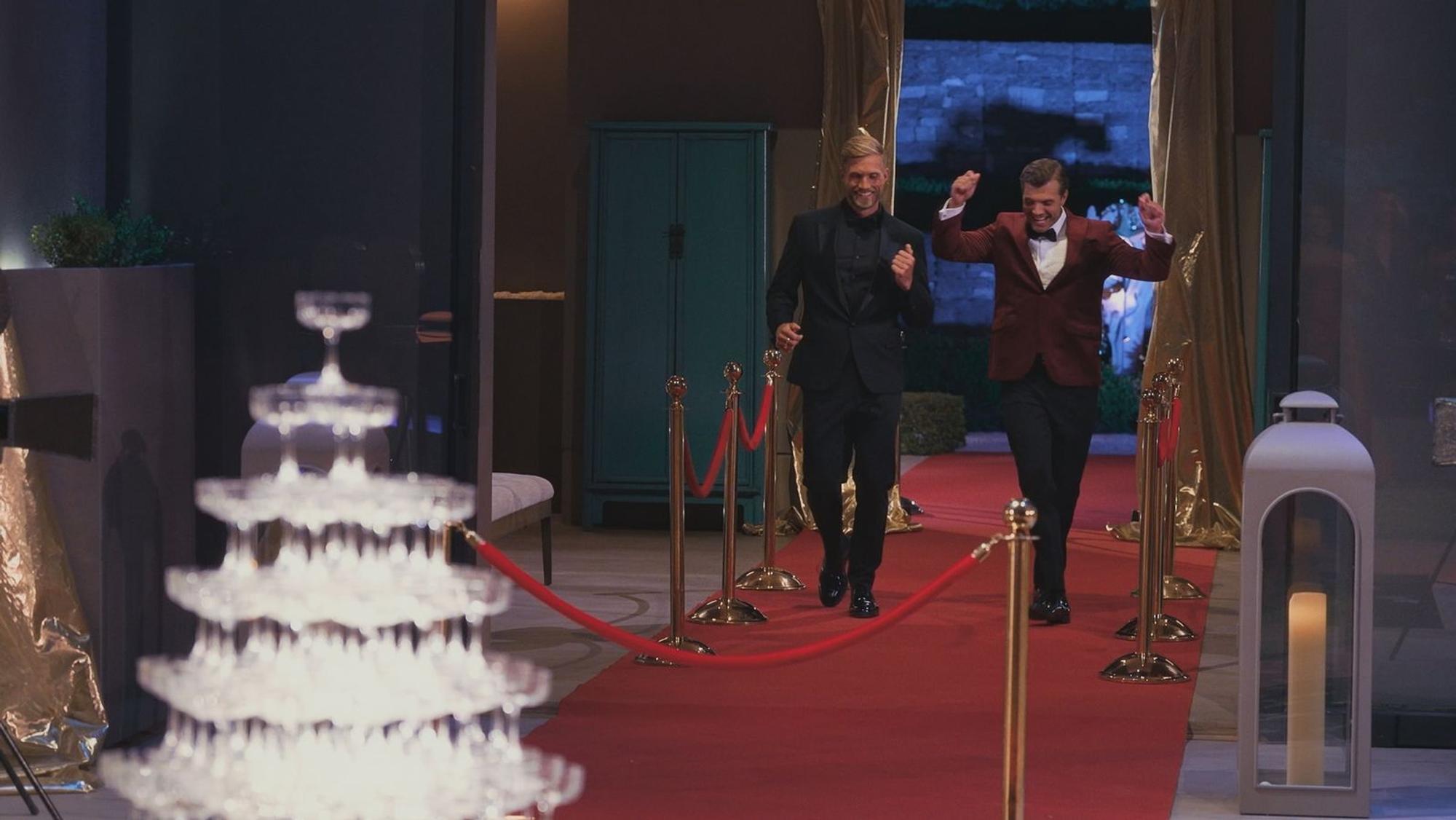 In der Nacht der Rosen zeigt sich nur Bachelor Tim euphorisch. (Bild: RTL)