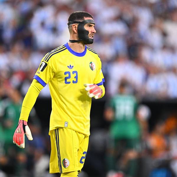 Luca Zidane steht mit auffälliger Gesichtsmaske im Tor.