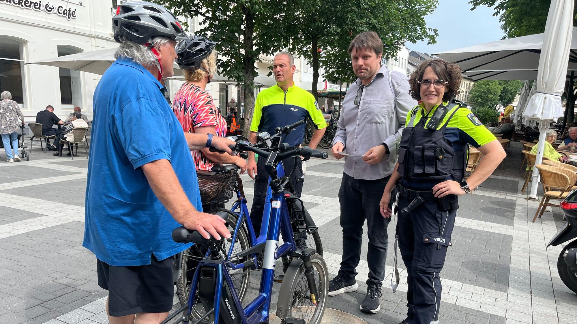 Vertreter der Stadt Brühl und der Polizei informierten in der Brühler Fußgängerzone über das Miteinander von Fuß- und Radverkehr.