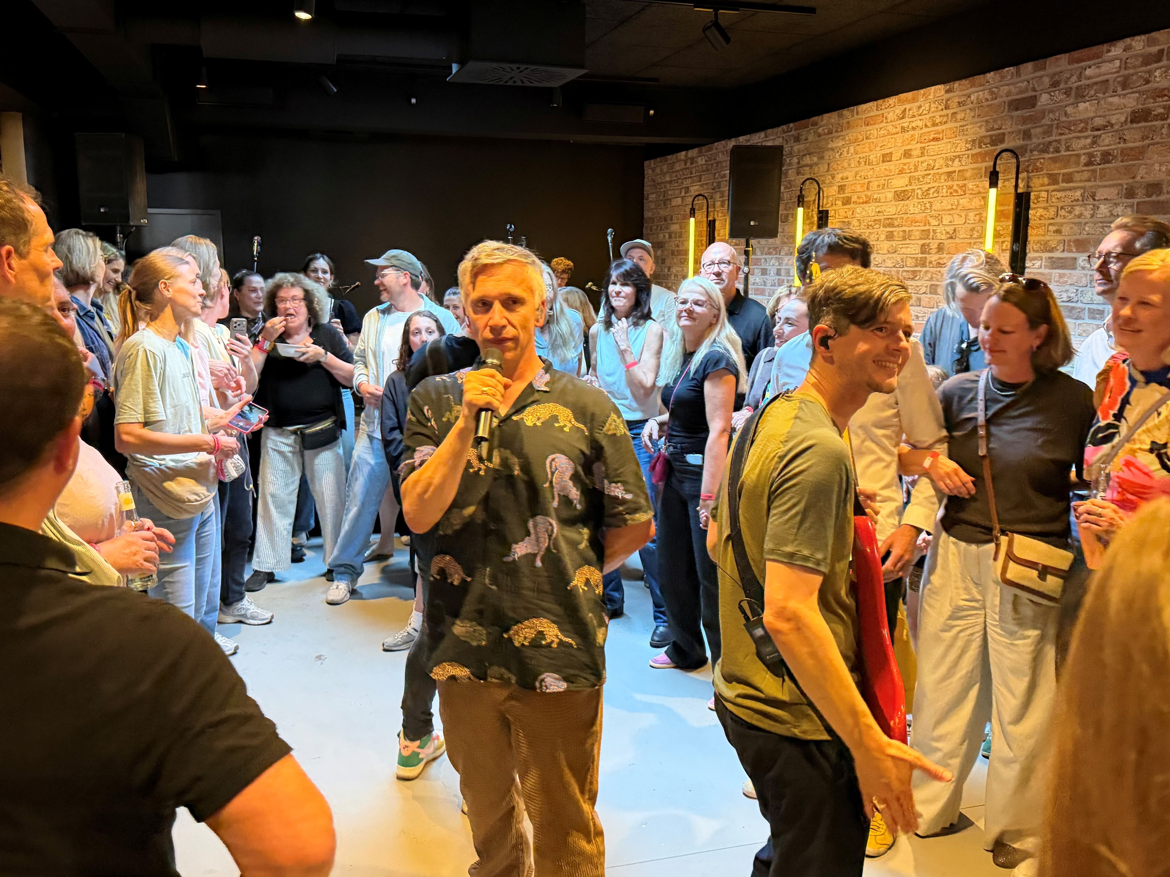 Kasalla singt im eigenen Brauhaus zwischen den Gästen.