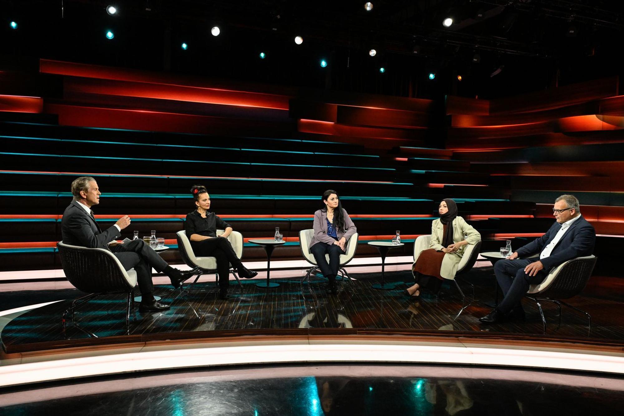 Markus Lanz (links) diskutierte am Dienstagabend mit der Autorin Güner Balci (zweite von links), der Grünen-Politikerin Lamya Kaddor (Mitte), der Publizistin Khola Hübsch (zweite von rechts) und Journalist Sascha Adamek. (Bild: ZDF / Markus Hertrich)