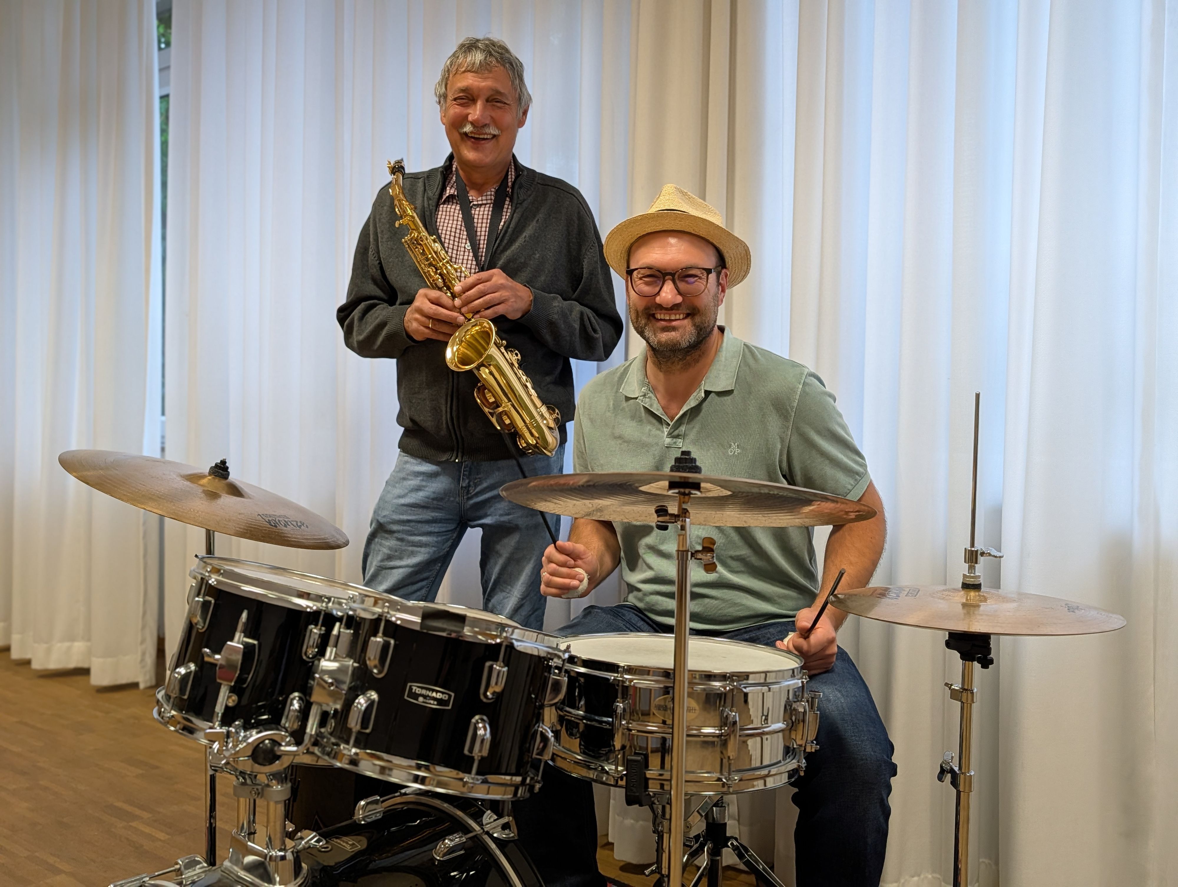 Das Foto zeigt die beiden Initiatoren mit Saxofon und Schlagzeug.