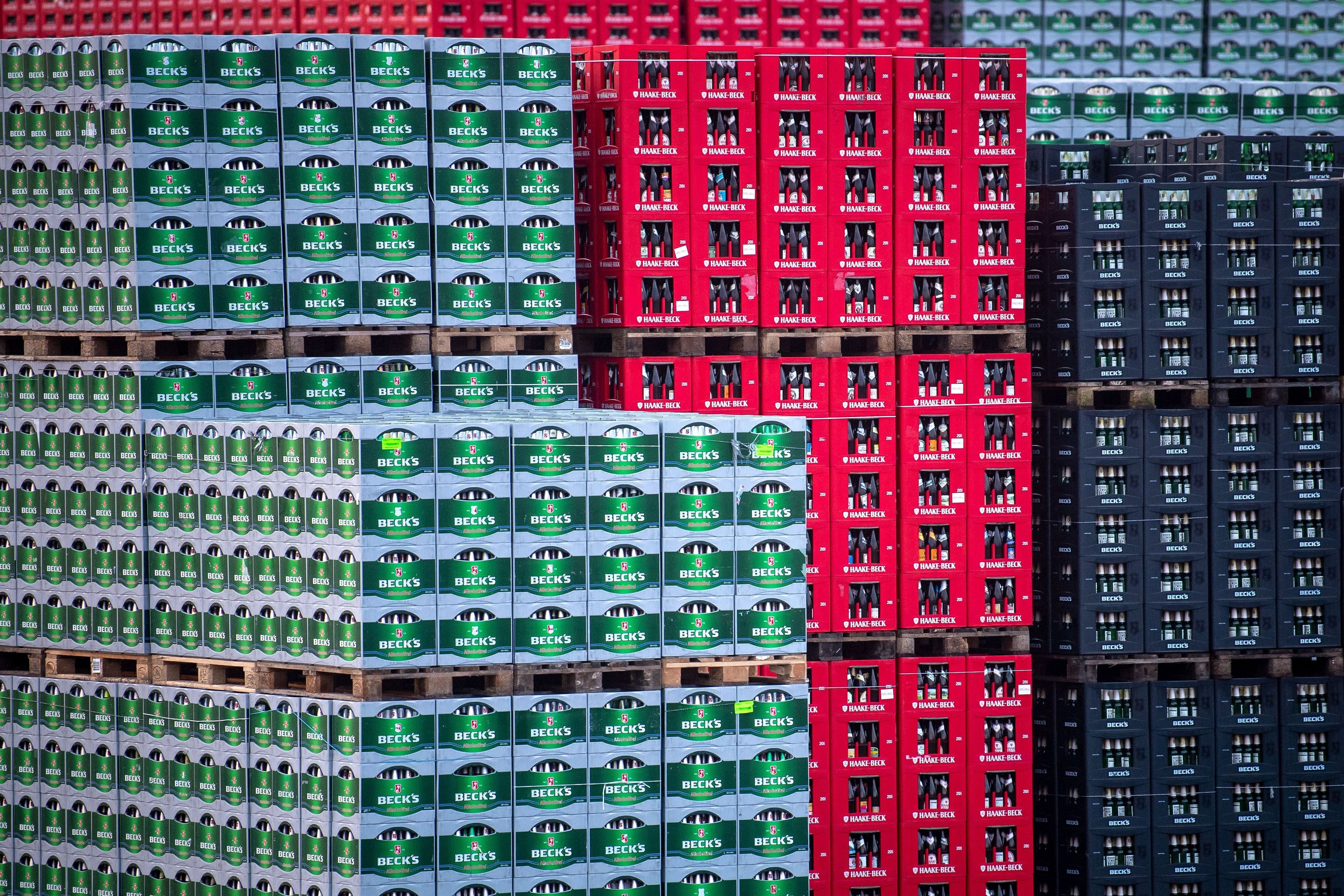 Kisten mit Beck's und Haake-Beck Bier stehen vor der Brauerei Beck & Co in Bremen, die zu AB Inbev gehört.