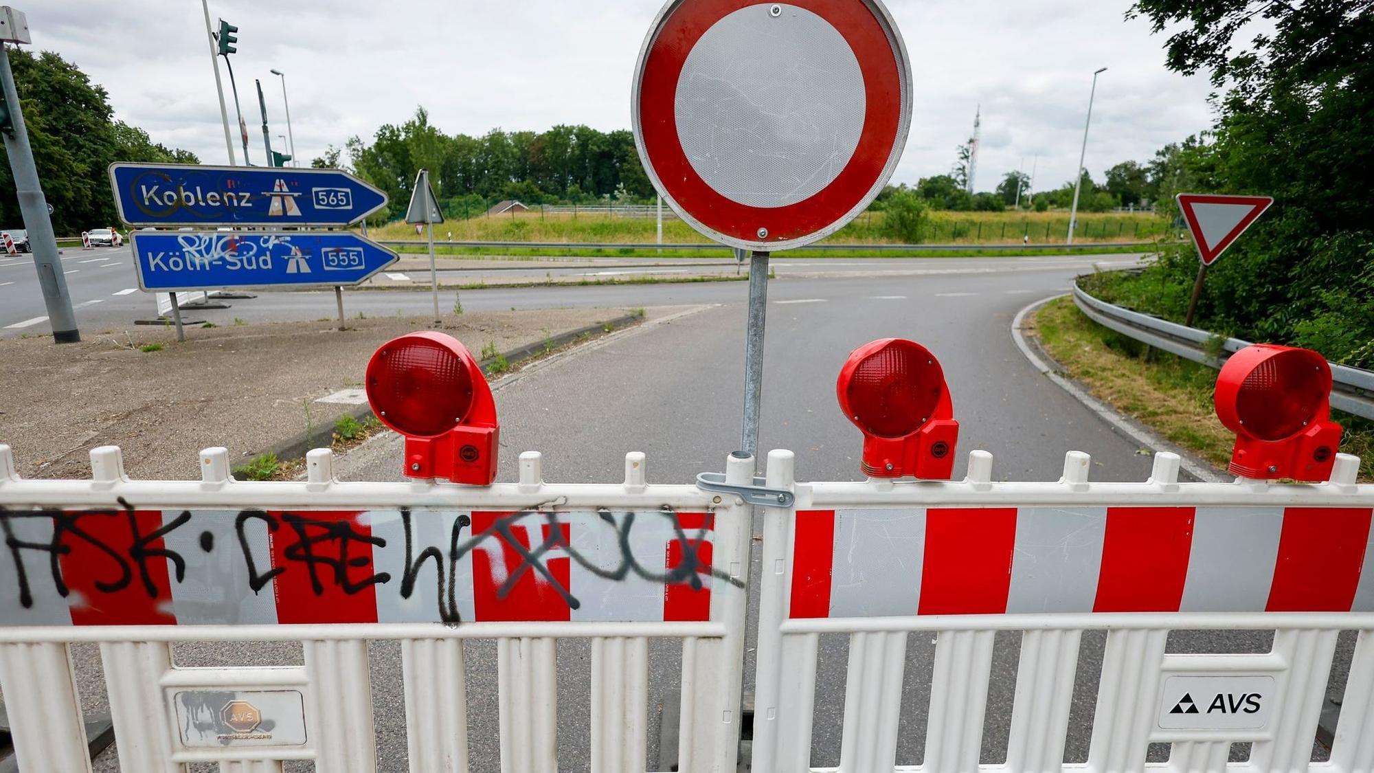 Straßenbarken sperren die rechtsrheinische Autobahnauffahrt zur Bonner Nordbrücke (Friedrich-Ebert-Brücke, A565) ab.