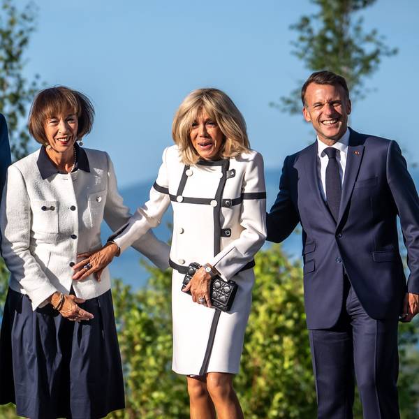 Emmanuel Macron (r.), Präsident von Frankreich, und seine Frau Brigitte (2. v. r.) begrüßen Bundeskanzler Friedrich Merz (CDU) und seine Frau Charlotte zu Beginn des G7-Treffens in Evian.
