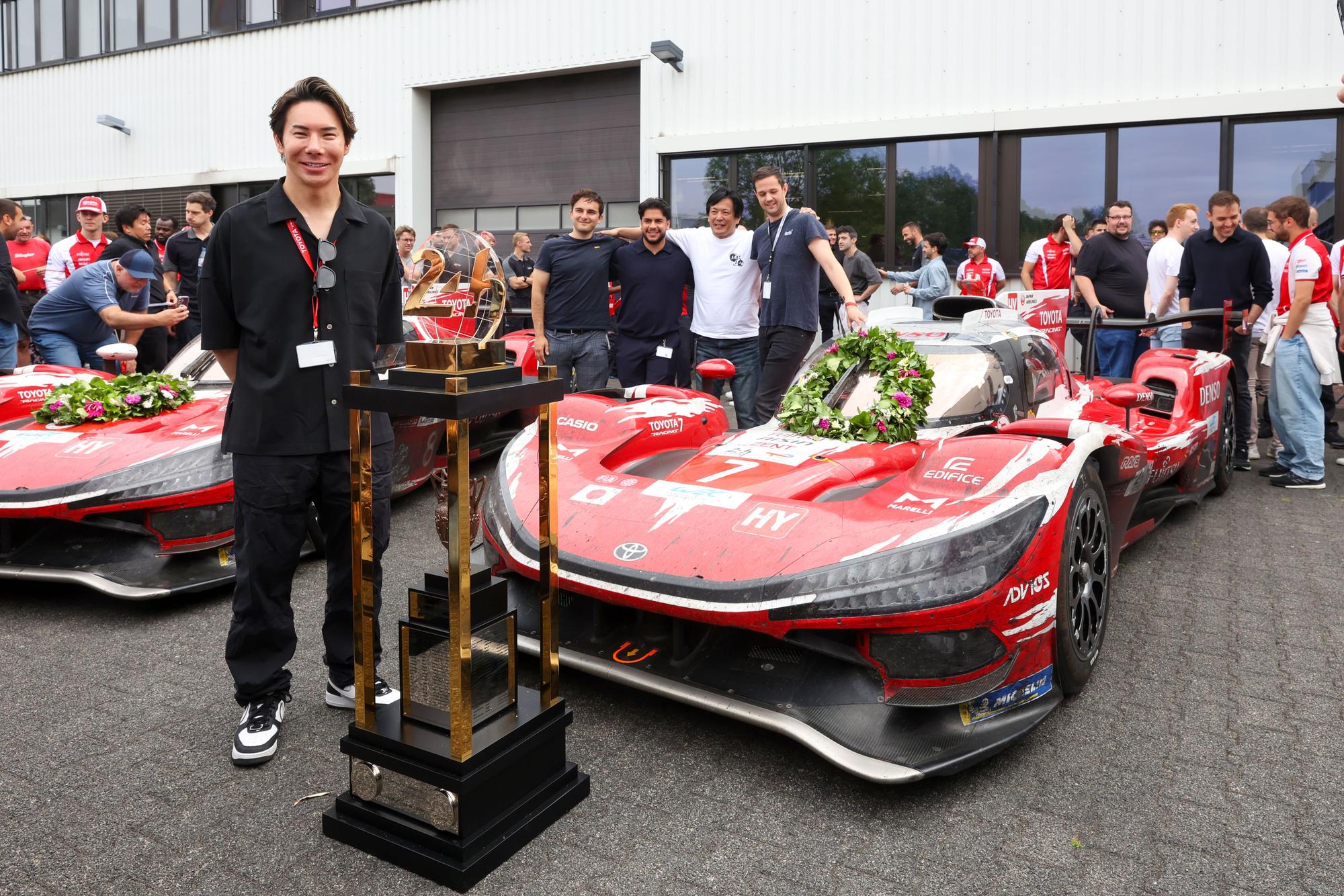 Rennfahrer Kamui Kobayashi vor dem Toyota TR010 Hybrid.