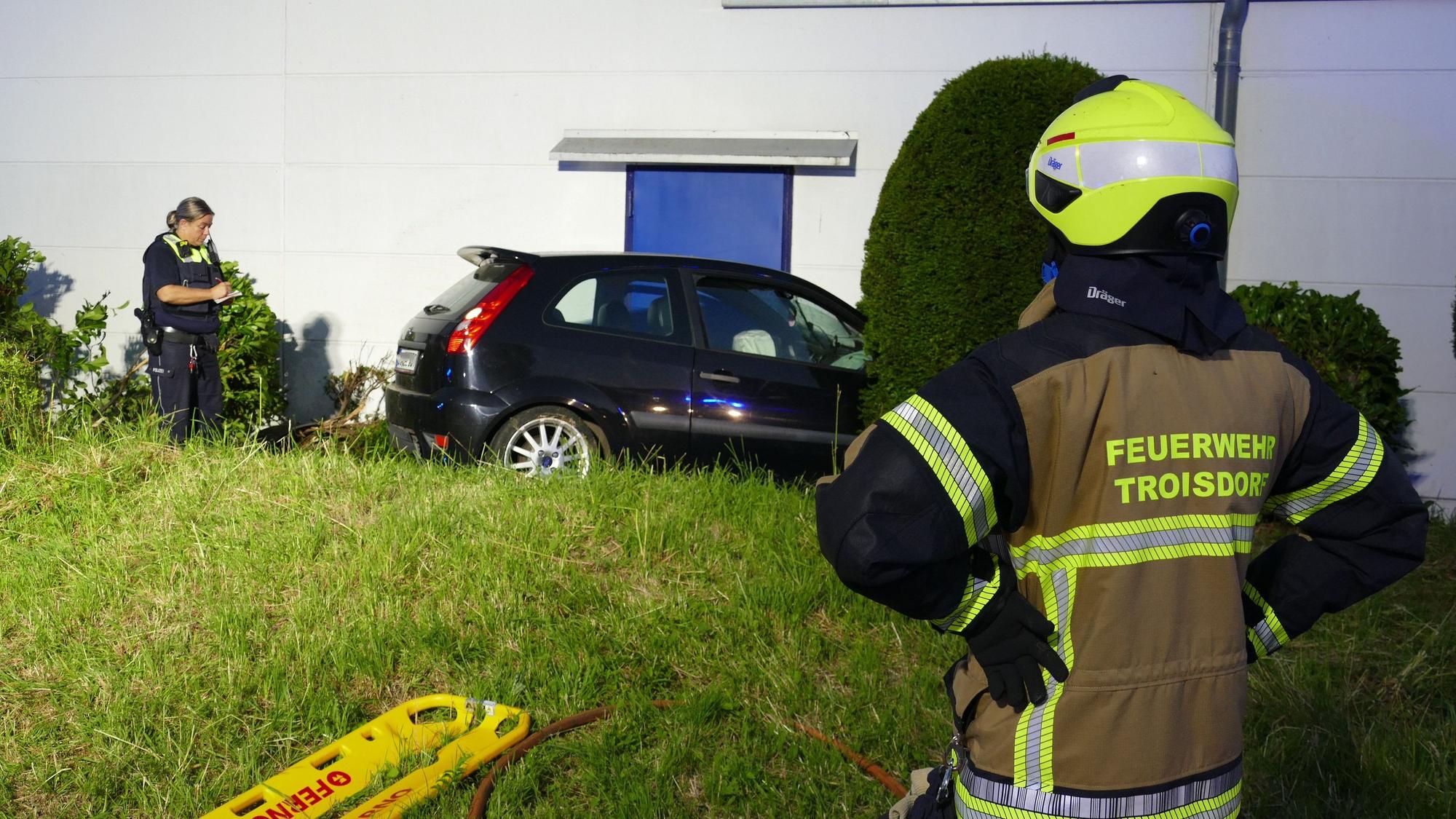 Der Fiesta war gegen eine Fassade geprallt.