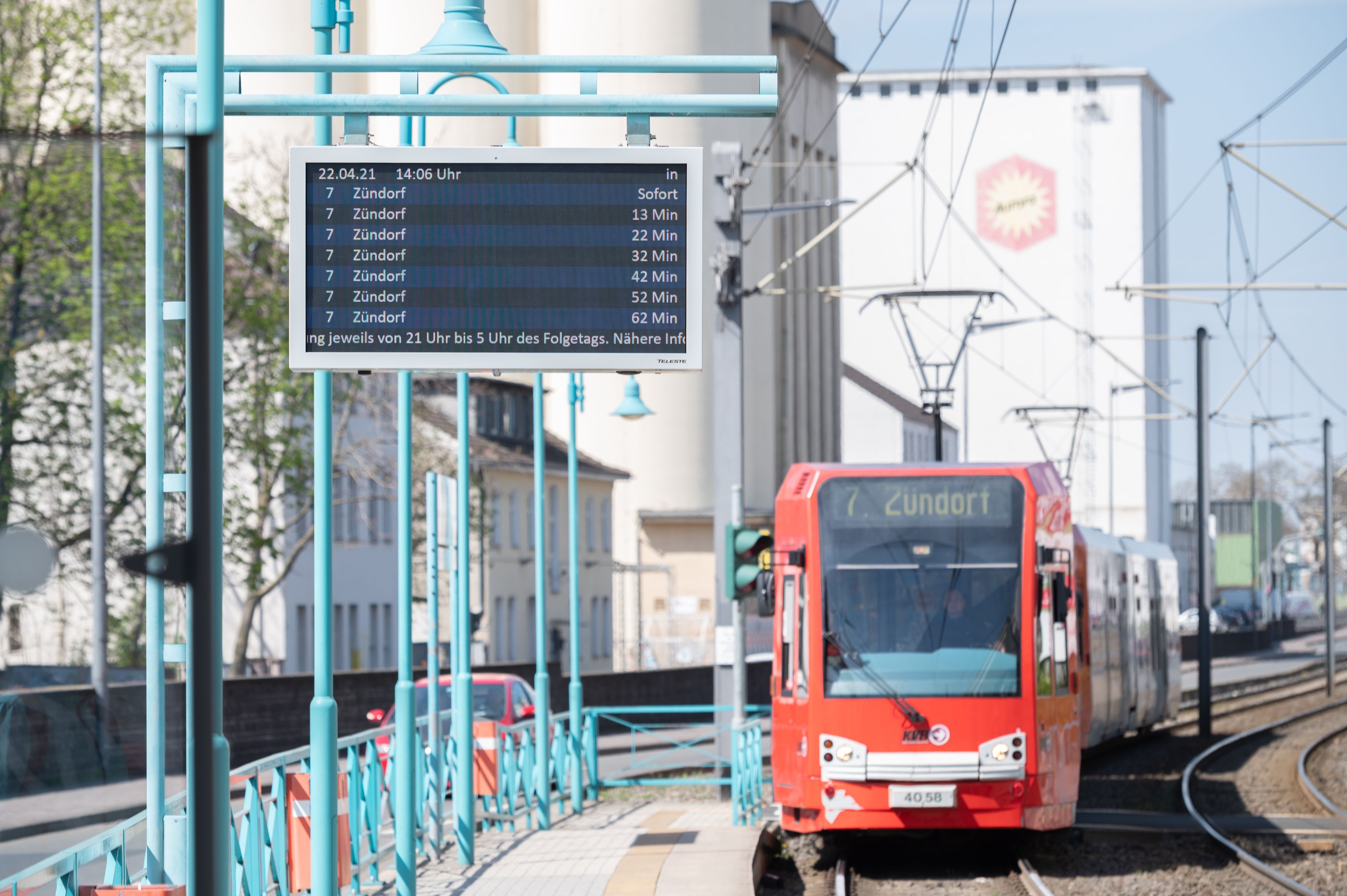 Nur zwischen Deutzer Freiheit und Zündorf verkehrt die Stadtbahnlinie 7 im Rechtsrheinischen für mehrere Wochen. (Archivbild)